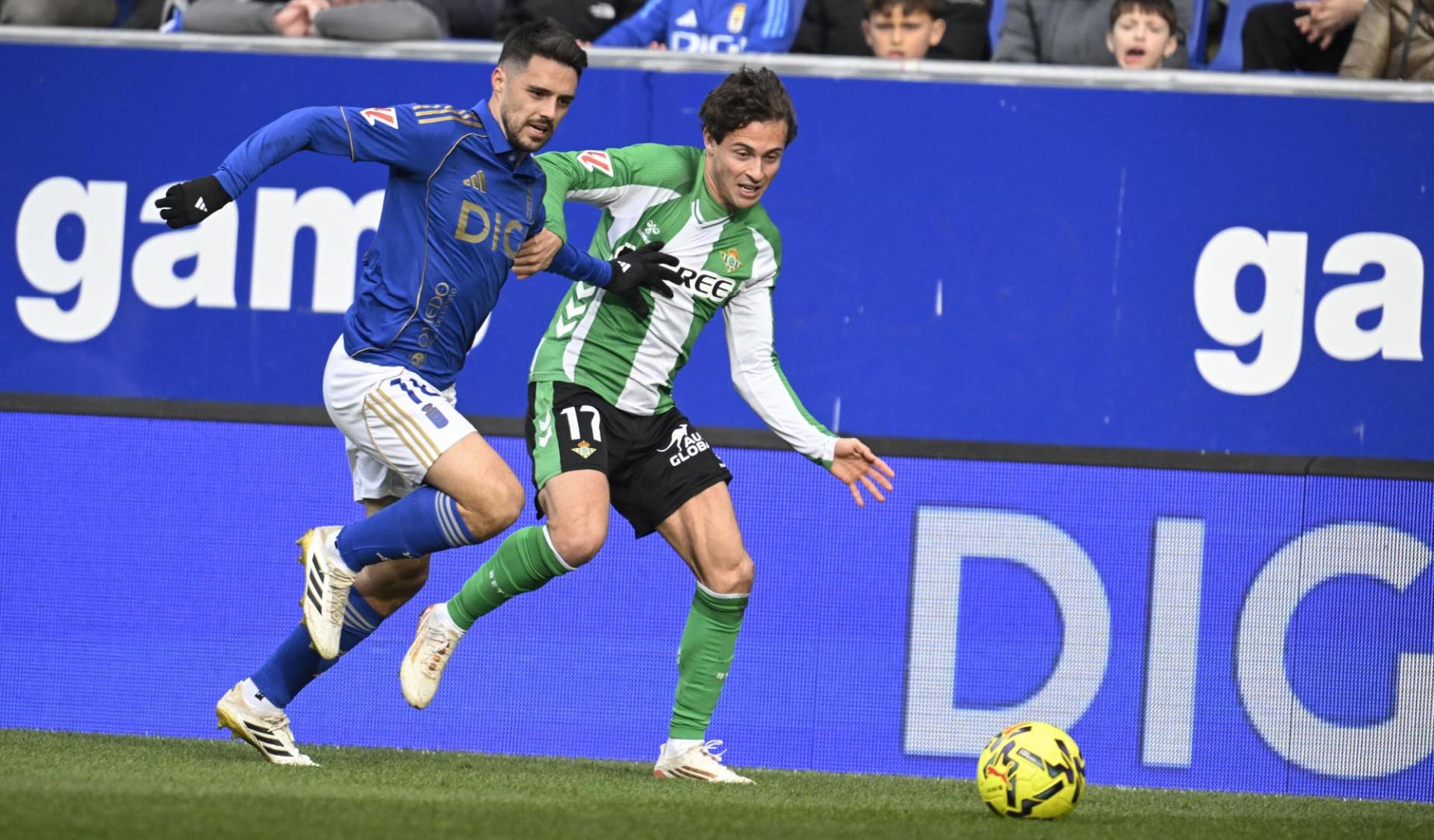 El centrocampista del Real Betis Rodrigo Riquelme disputa un balón con el centrocampista del Oviedo Josip Brekalo.