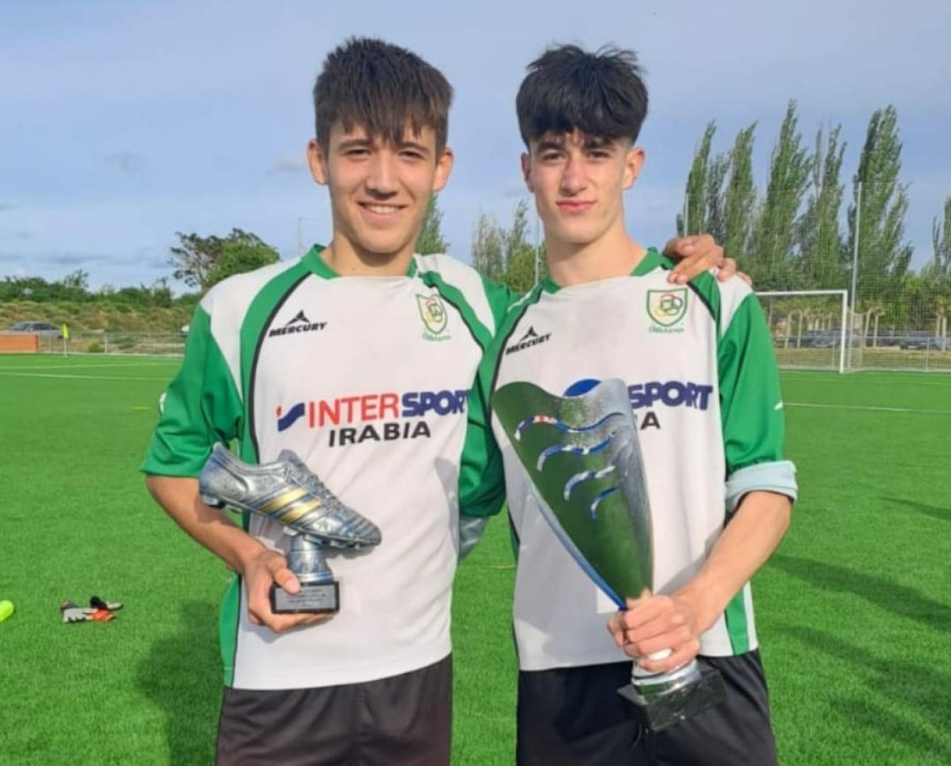 Manex Lozano, a la derecha, en 2023 ,antes de incorporarse al Athletic en edad cadete