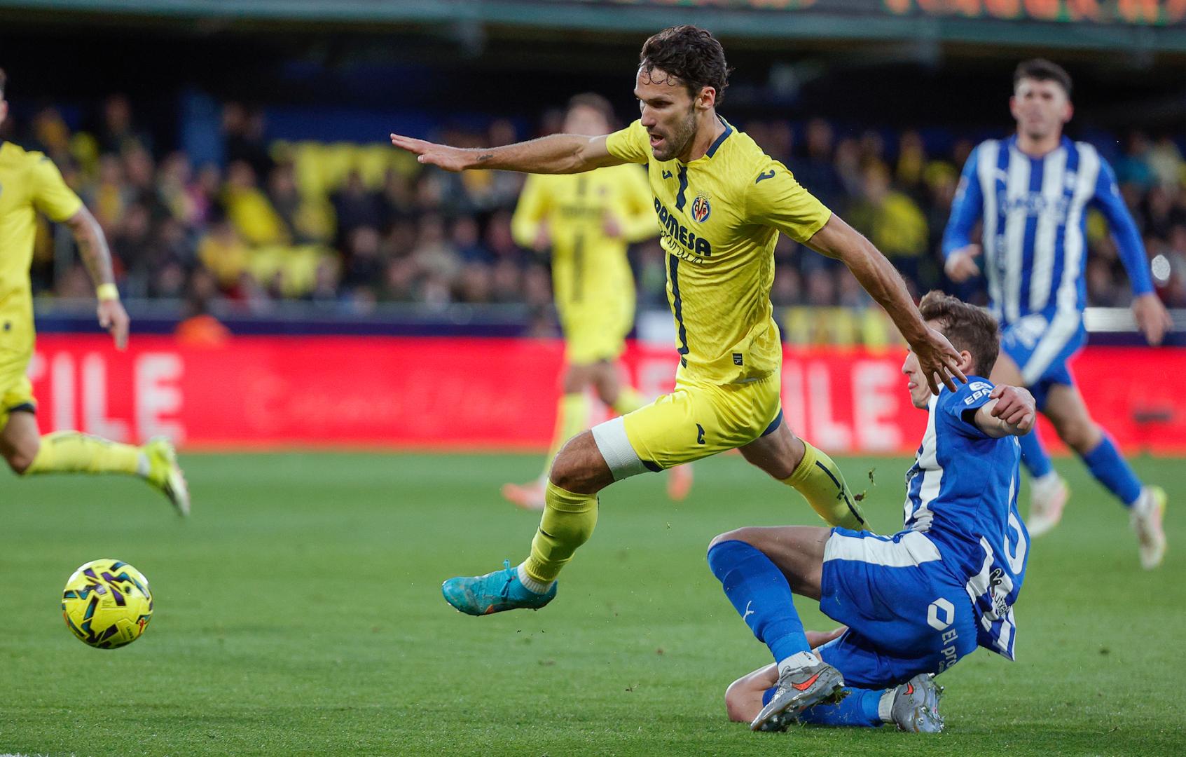 El centrocampista del Villarreal Santiago Comesaña pelea un balón ante el defensa del Alavés Jon Pacheco
