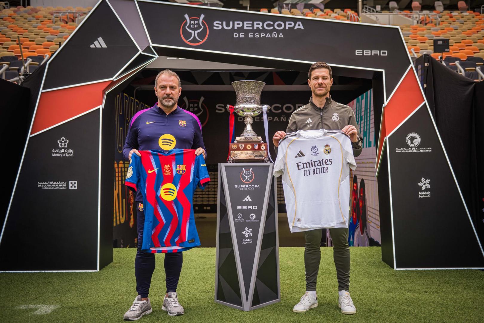 Hansi Flick y Xabi Alonso, este sábado en Yeda un día antes de la final de la Supercopa de España entre el Barcelona y el Real Madrid.