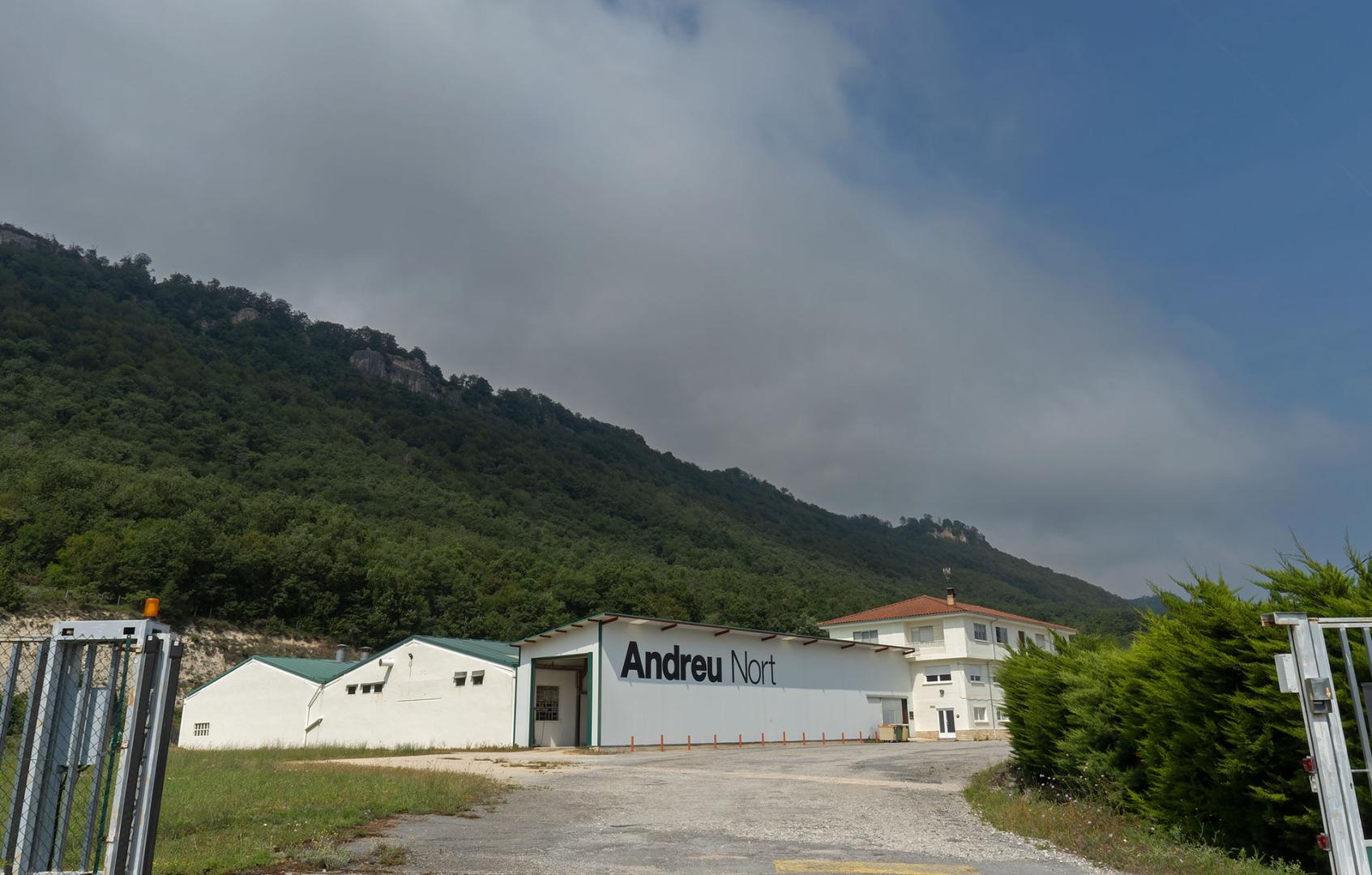 Imagen de la antigua fábrica Andreu Nort, cerrada y en venta en Eulate