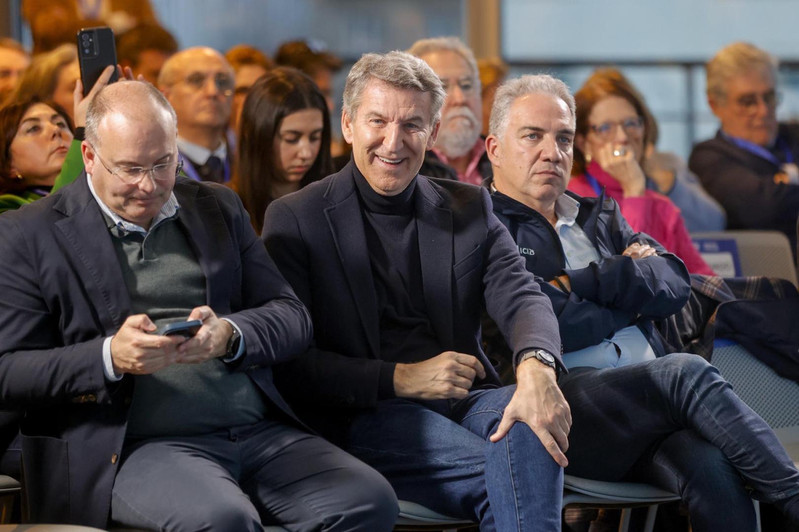 El presidente del PP, Alberto Núñez Feijóo, junto al secretario general del partido, Miguel Tellado, y el vicesecretario de Política Autonómica y Municipal y Análisis Electoral del PP, Elías Bendodo, durante la reunión interparlamentaria del Partido Popular en A Coruña.