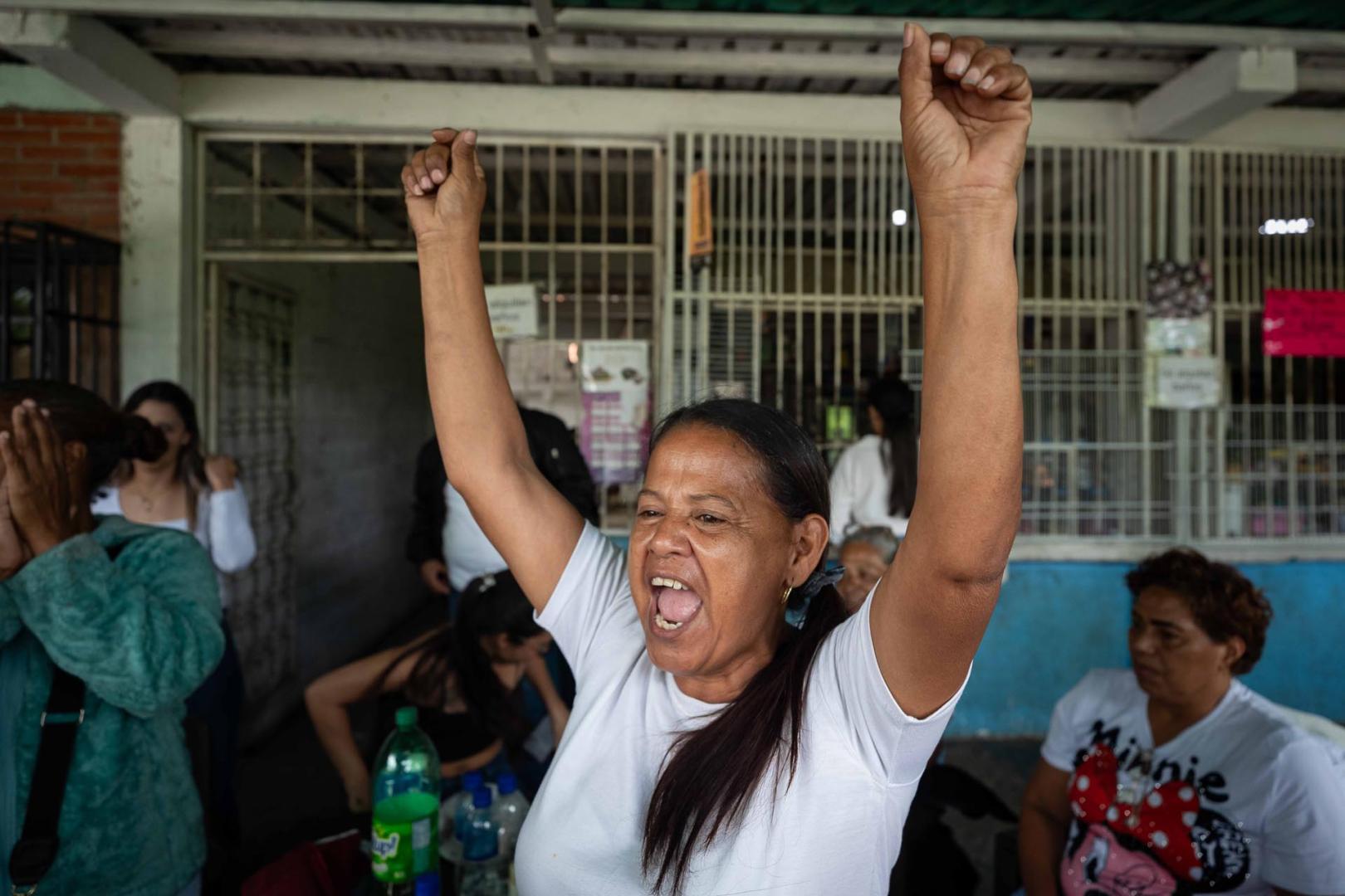 Una familiar de presos políticos reacciona frente al centro penitenciario Rodeo este sábado, en Zamor,  estado de Miranda (Venezuela)