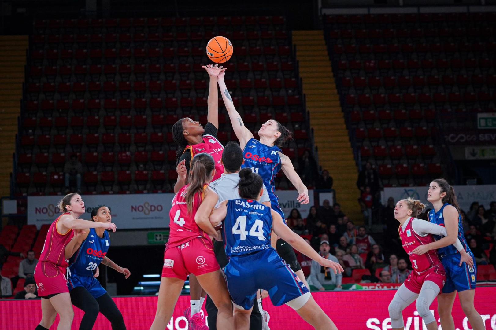 Julieta Mungo en el salto inicial frente al Cajasol Sevilla