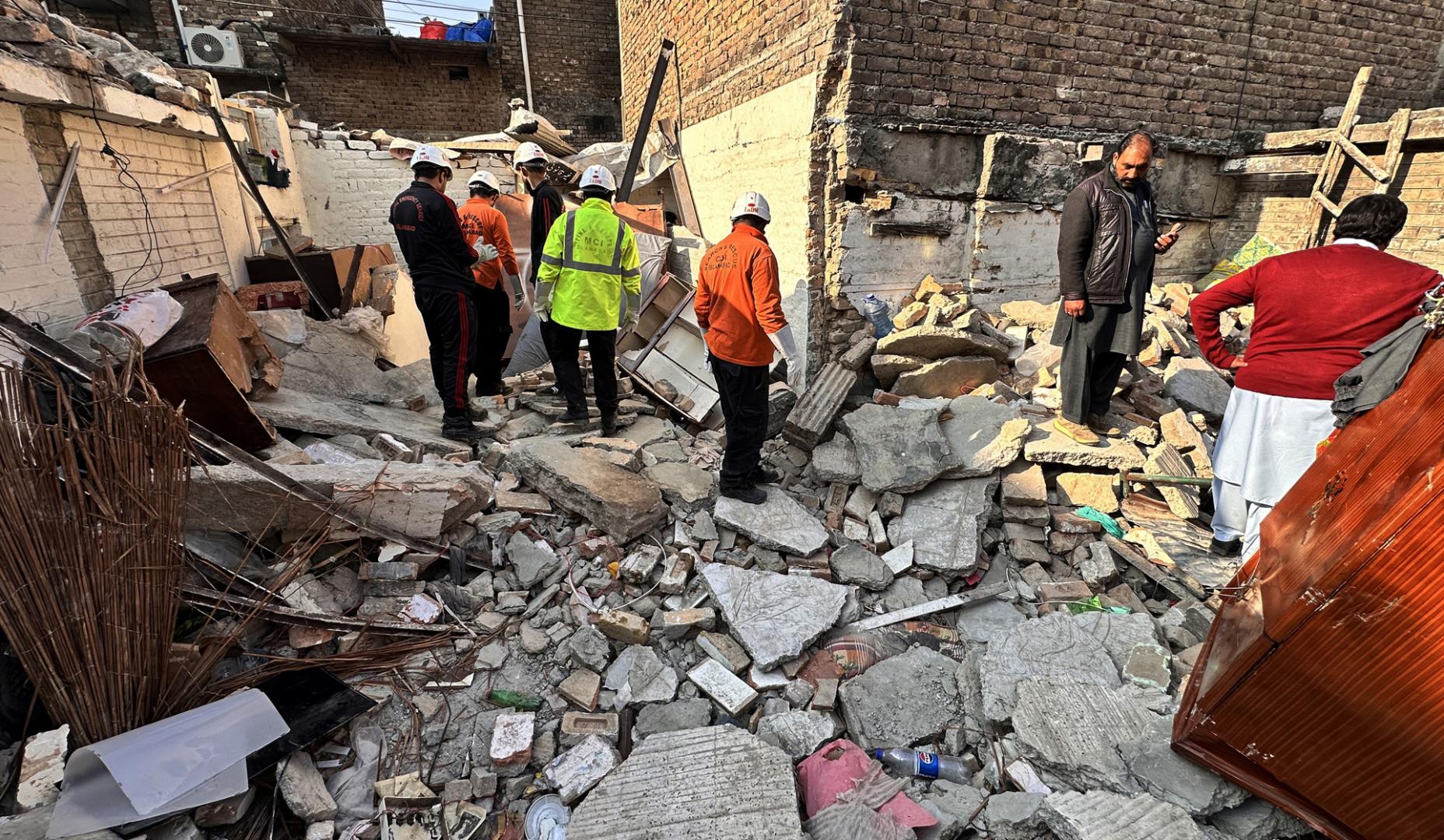 Servicios de emergencia inspeccionan el lugar de la explosión