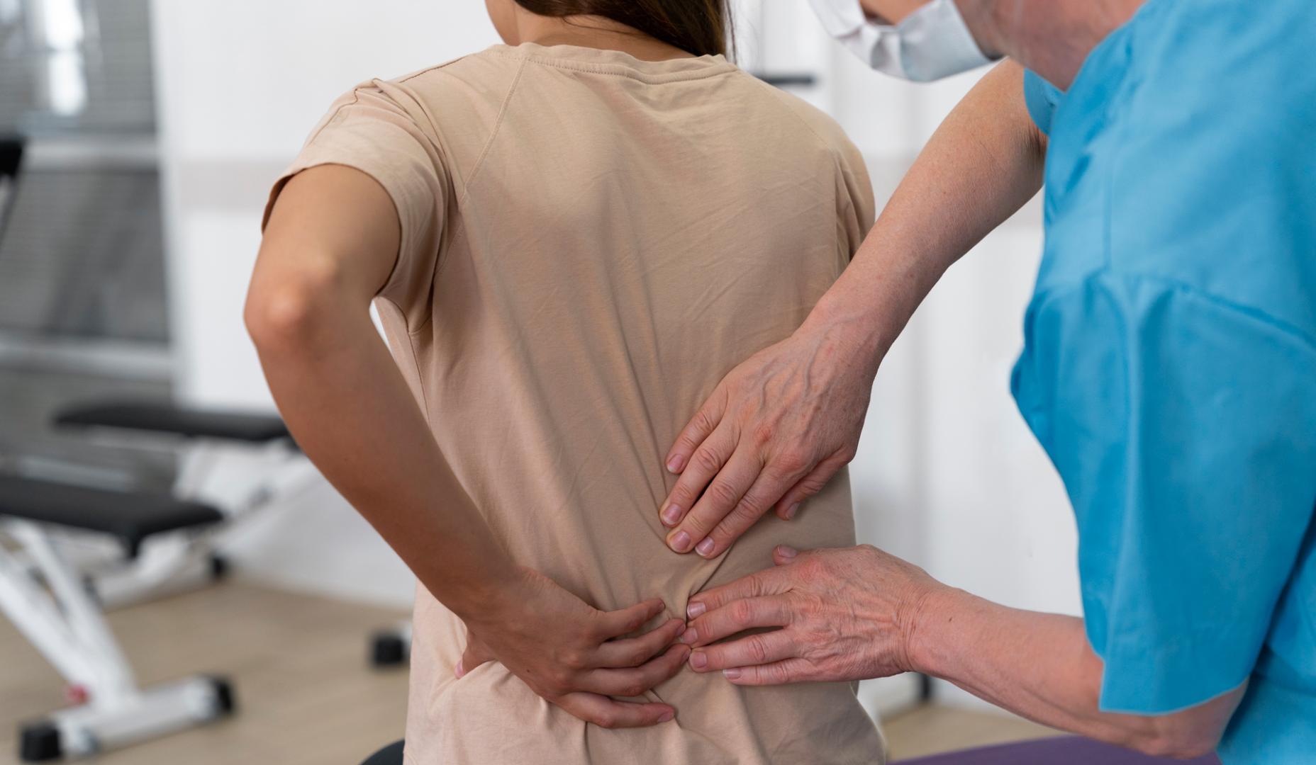 Una paciente en consulta con dolor lumbar