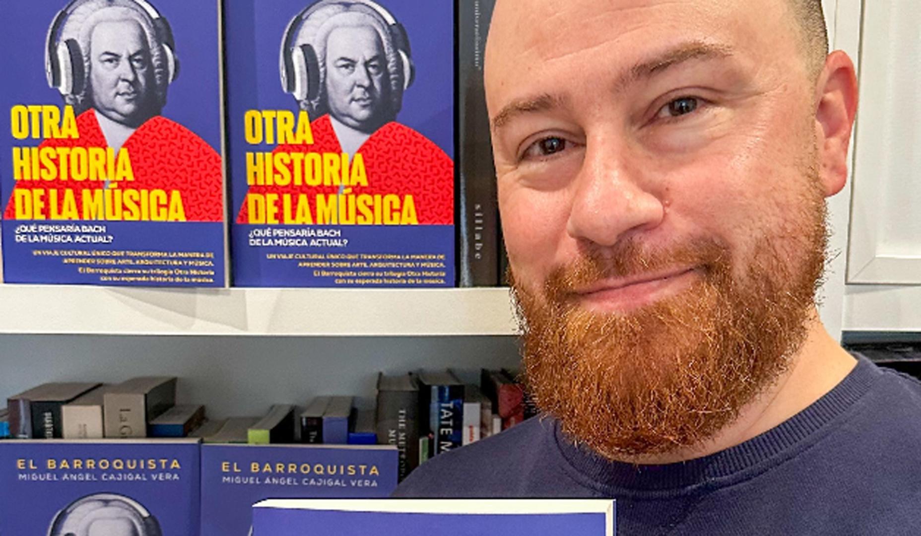 El historiador del arte y divulgador Miguel Ángel Cajigal junto a su último libro