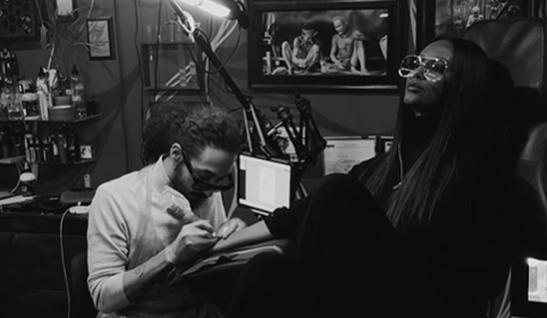 Iman, durante la sesión con el tatuador