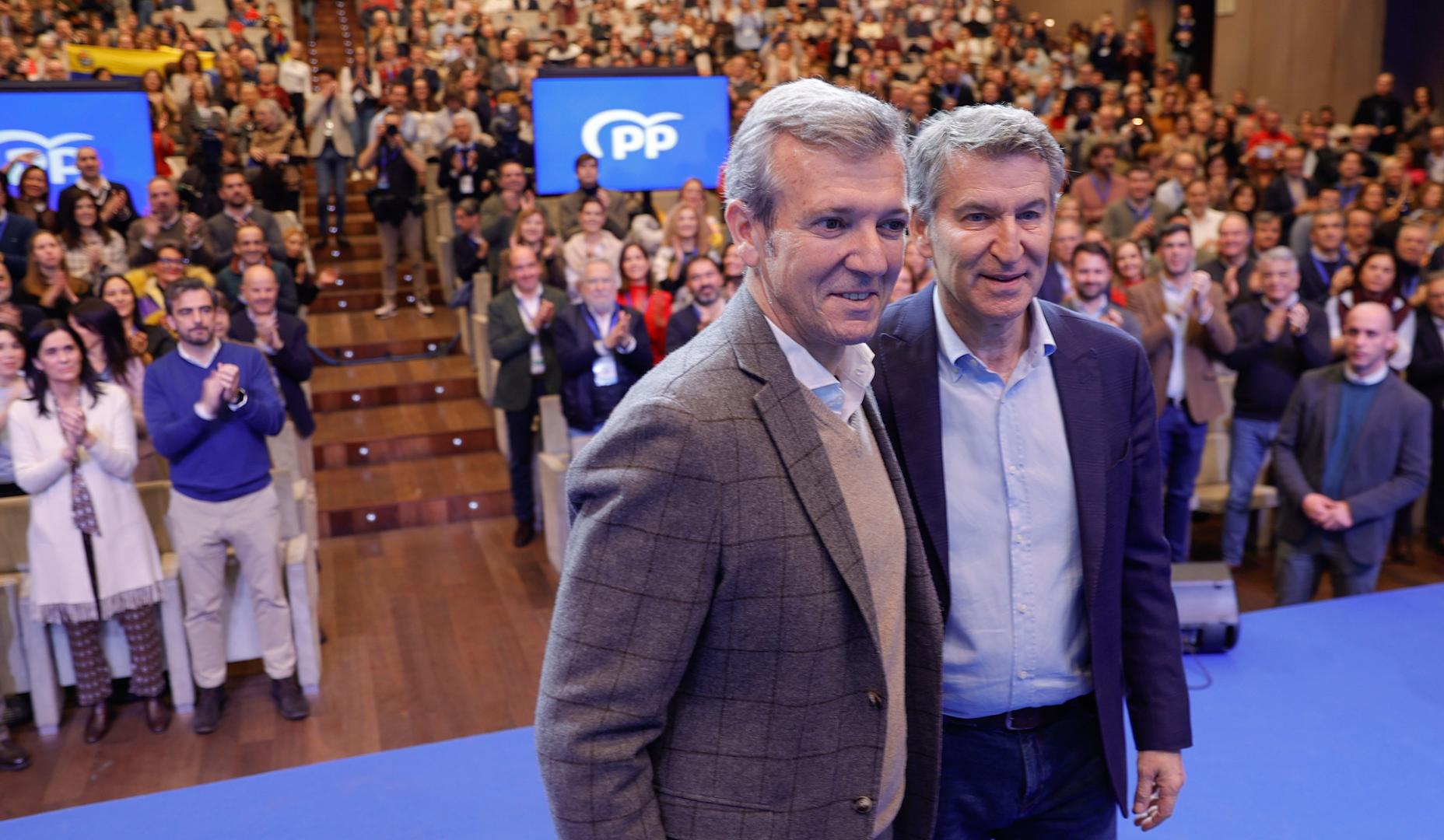 El presidente del PP, Alberto Núñez Feijóo (d), acompañado por el presidente del PP de Galicia y presidente de la Xunta, Alfonso Rueda (i)