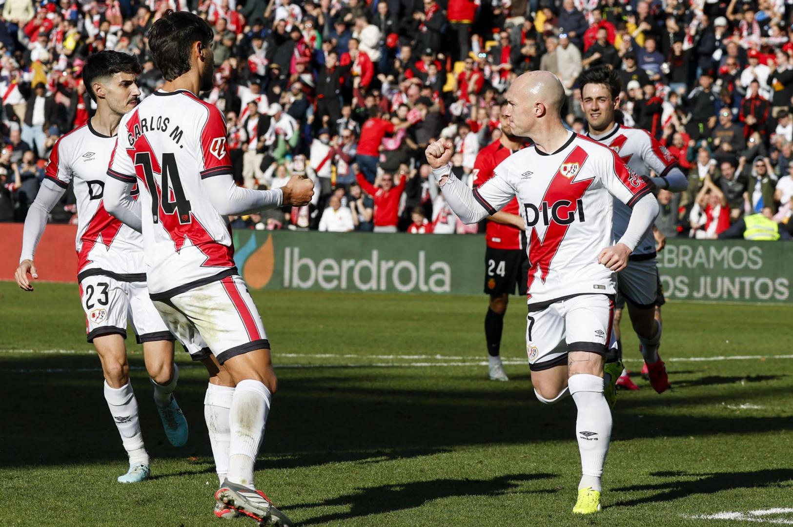 Isi Palazón celebra junto a sus compañeros el gol anotado de penalti