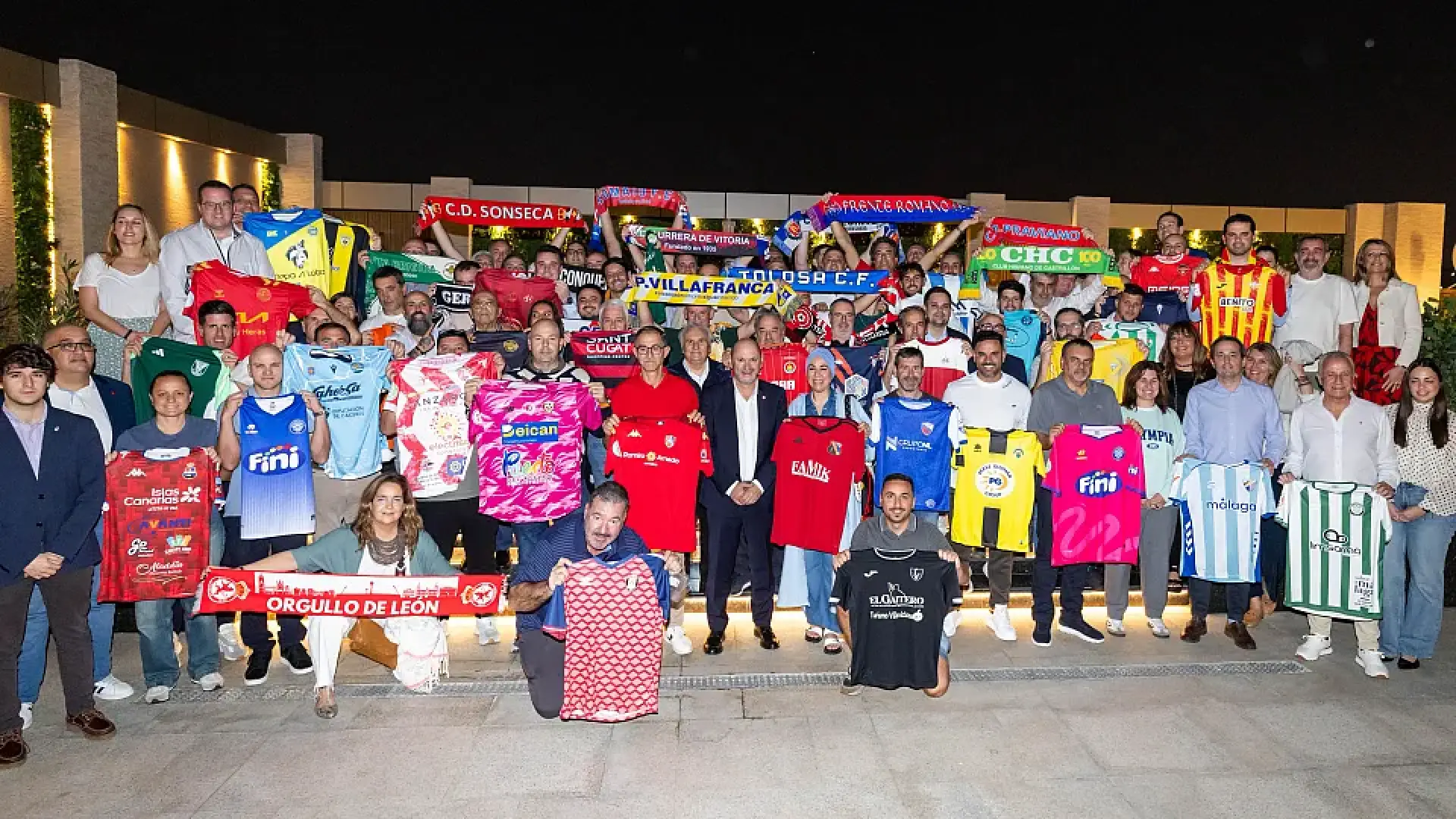 Una representación de los clubes no profesionales que han viajado a Arabia Saudí tras la invitación de la RFEF
