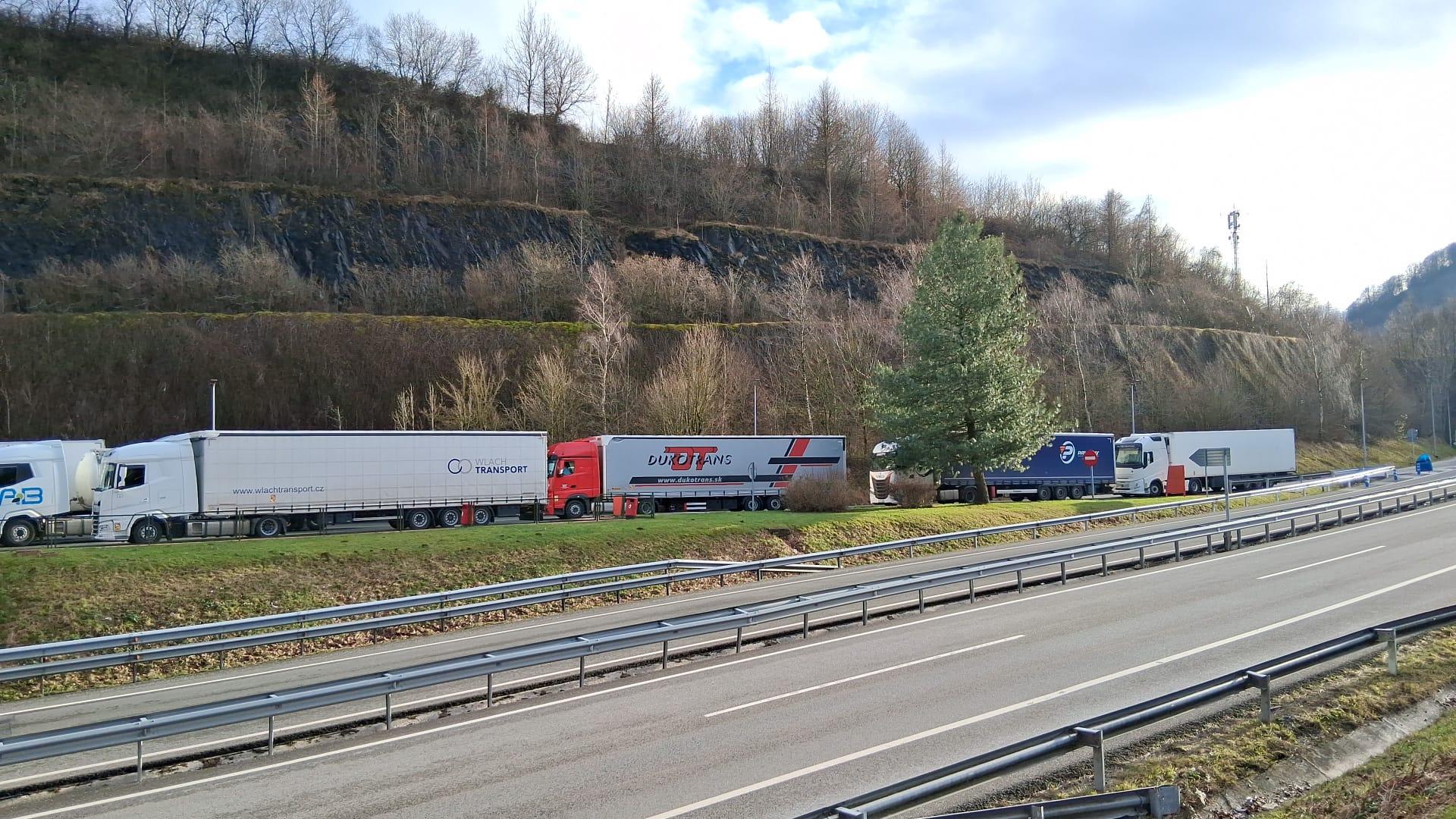 Imagen de Pagozelai con algunos camiones en la parte inicial del carril de desvío al área de servicio