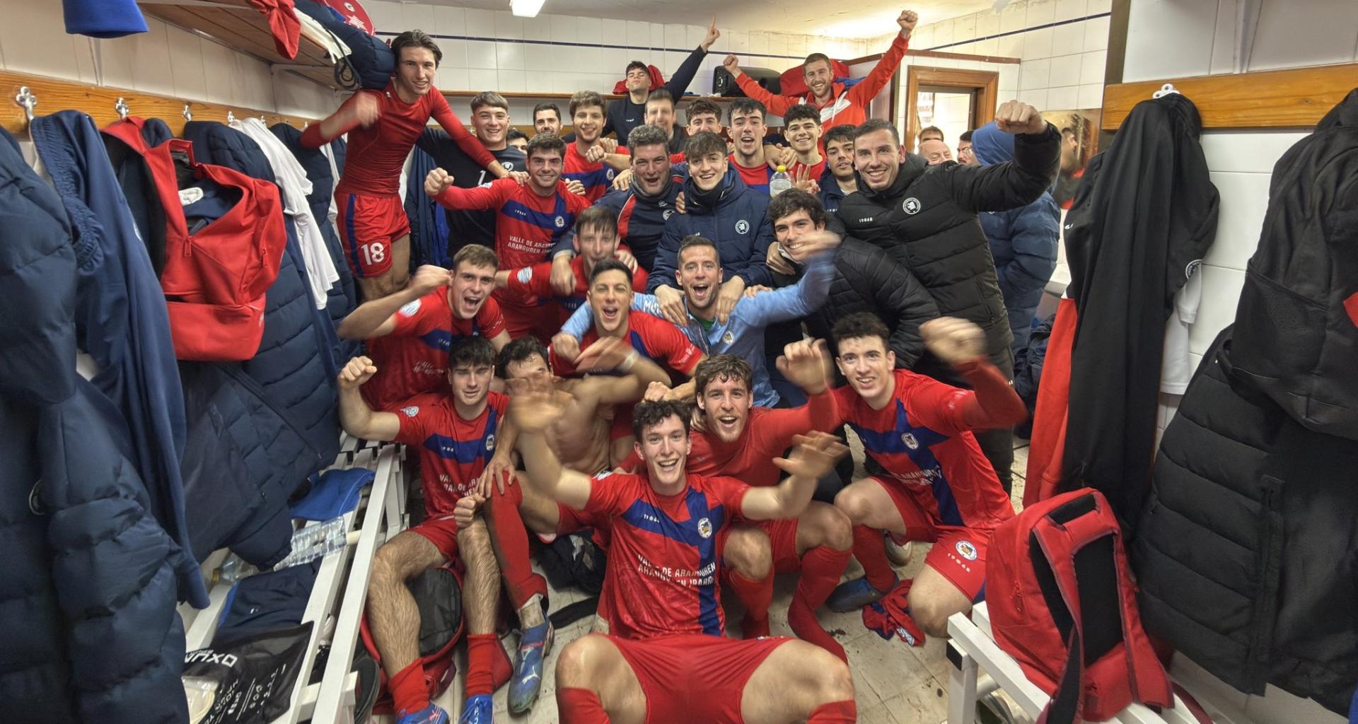 La Mutilvera celebra su triunfo en el vestuario de La Salera