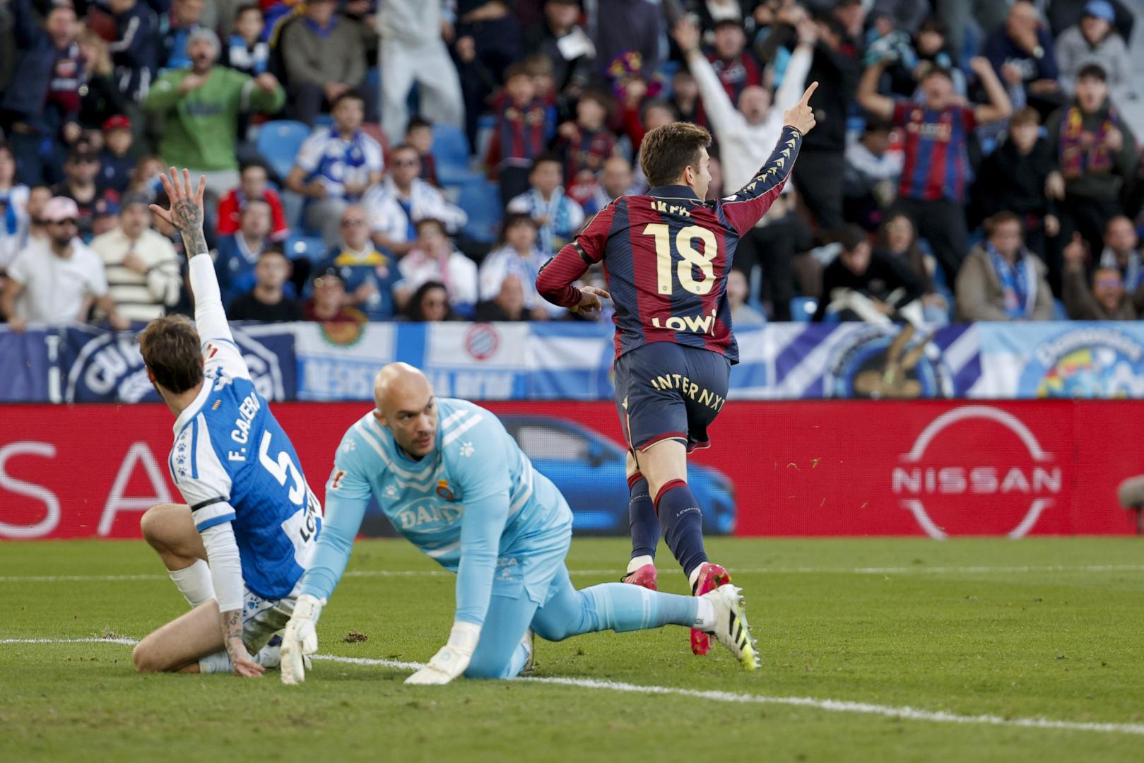 El delantero del Levante Iker Losada celebra tras marcar el 1-1 durante el partido de la jornada 19 de LaLiga EA Sports entre Levante UD y RCD Espanyol