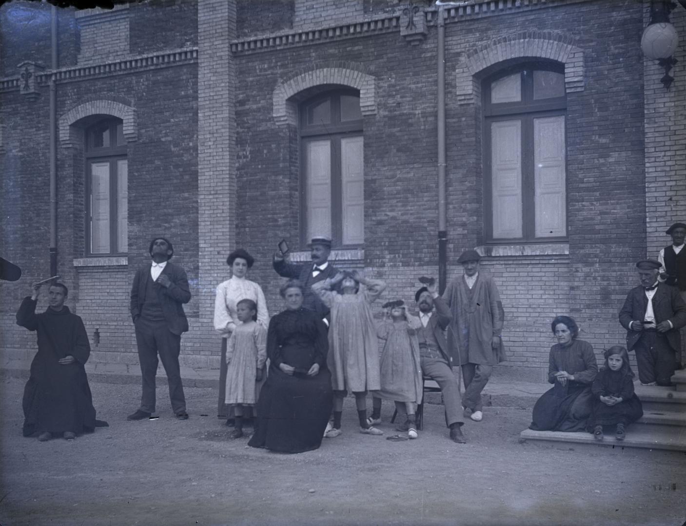 Pamploneses observan el eclipse de 1905 a través de esos pequeños espejos ahumados que en muchos casos se autofabricaban
