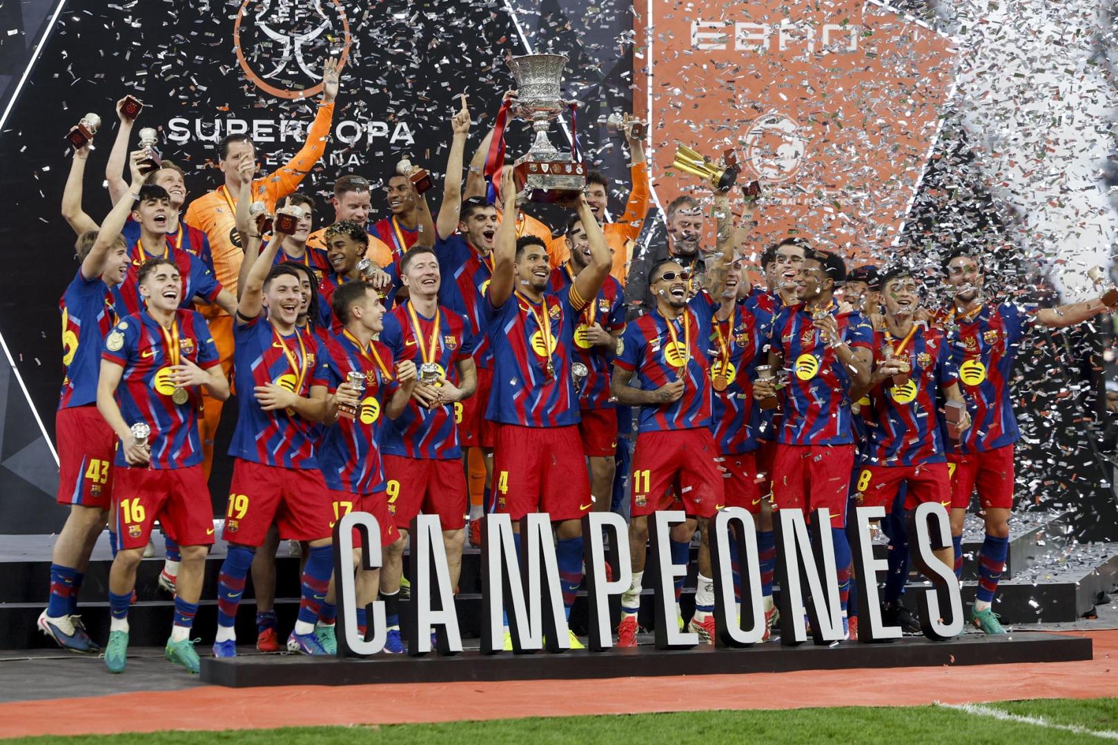Los jugadores del Barcelona levantan el trofeo de la Supercopa de España.