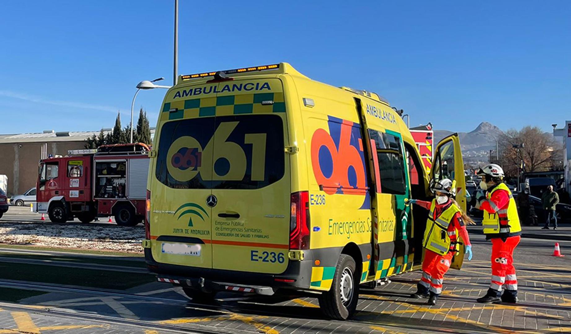 Una ambulancia y un camión de bomberos en una imagen de archivo