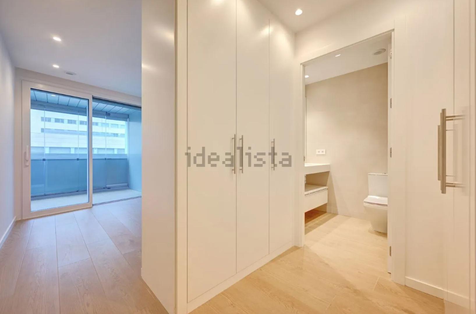 Dormitorio con baño en suite