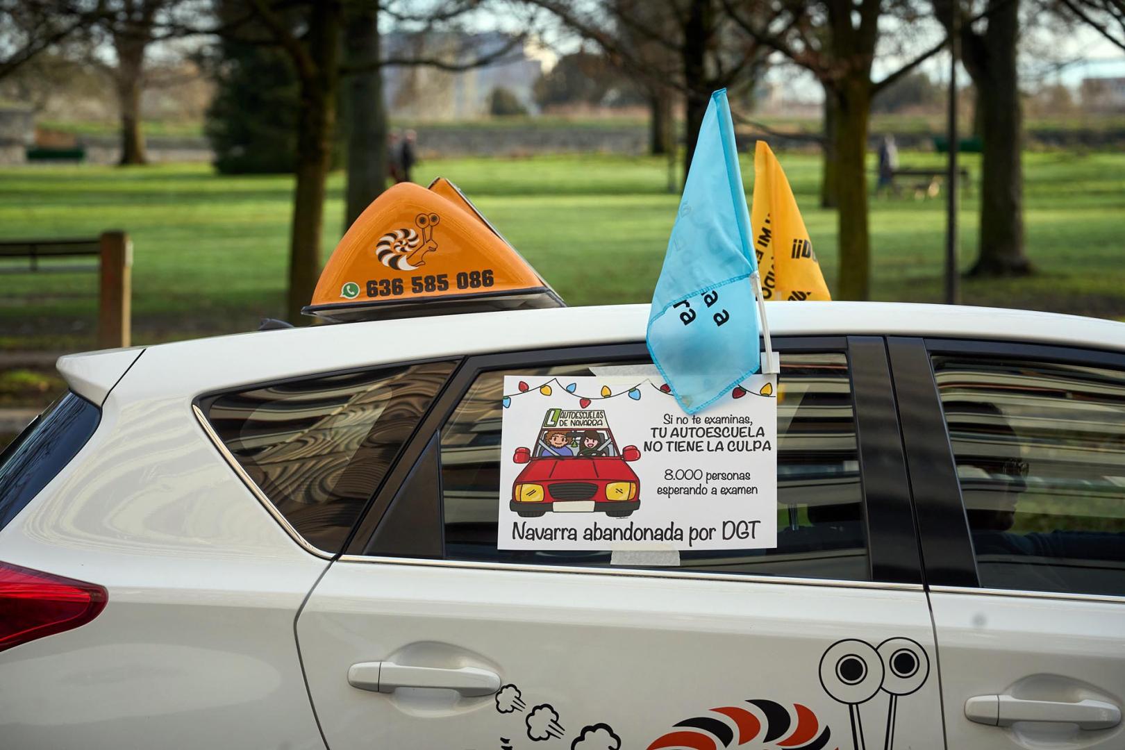 Fotos de la protesta de las autoescuelas de Navarra por las calles de Pamplona