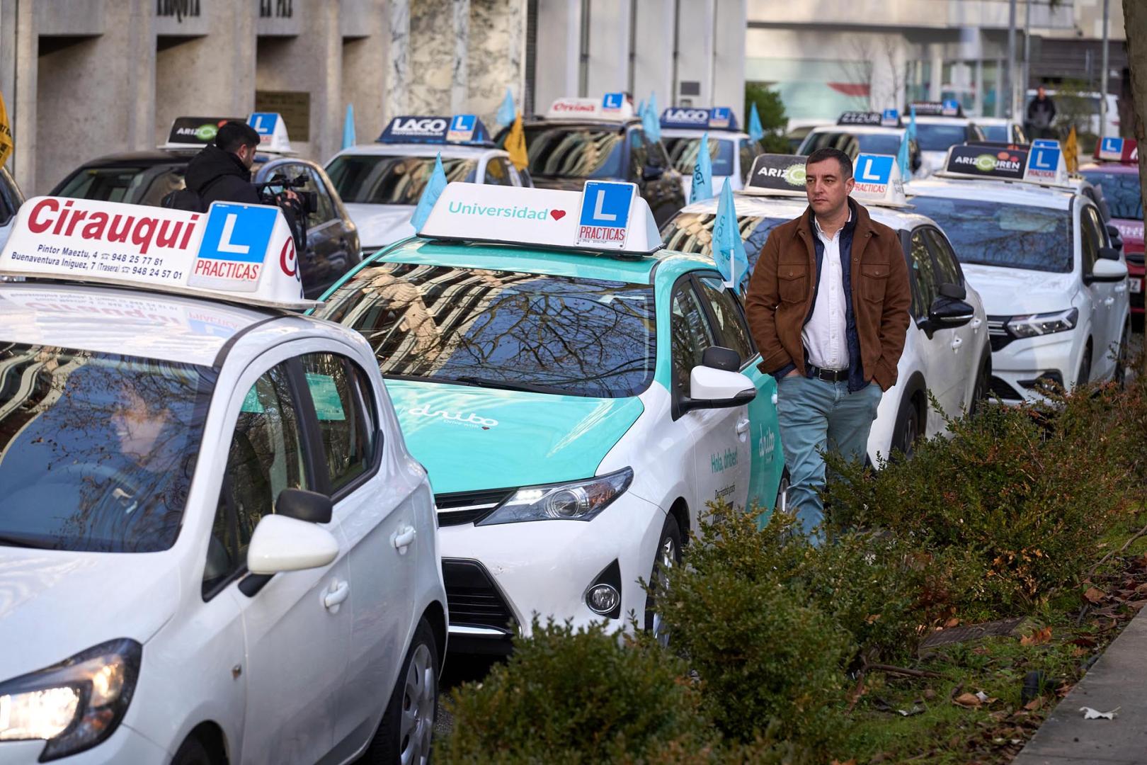 Fotos de la protesta de las autoescuelas de Navarra por las calles de Pamplona