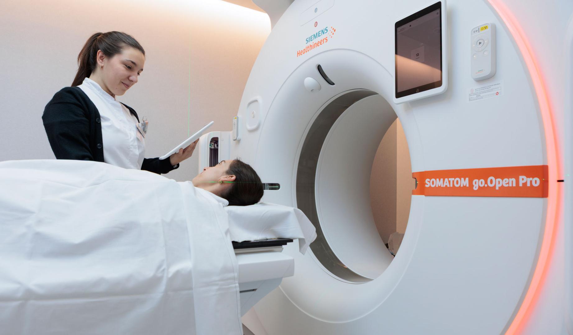 El nuevo TAC permite a los técnicos manejar el equipo en el interior de la sala acompañando durante más tiempo al paciente mejorando así su experiencia y reduciendo el estrés y nerviosismo que pueda tener.