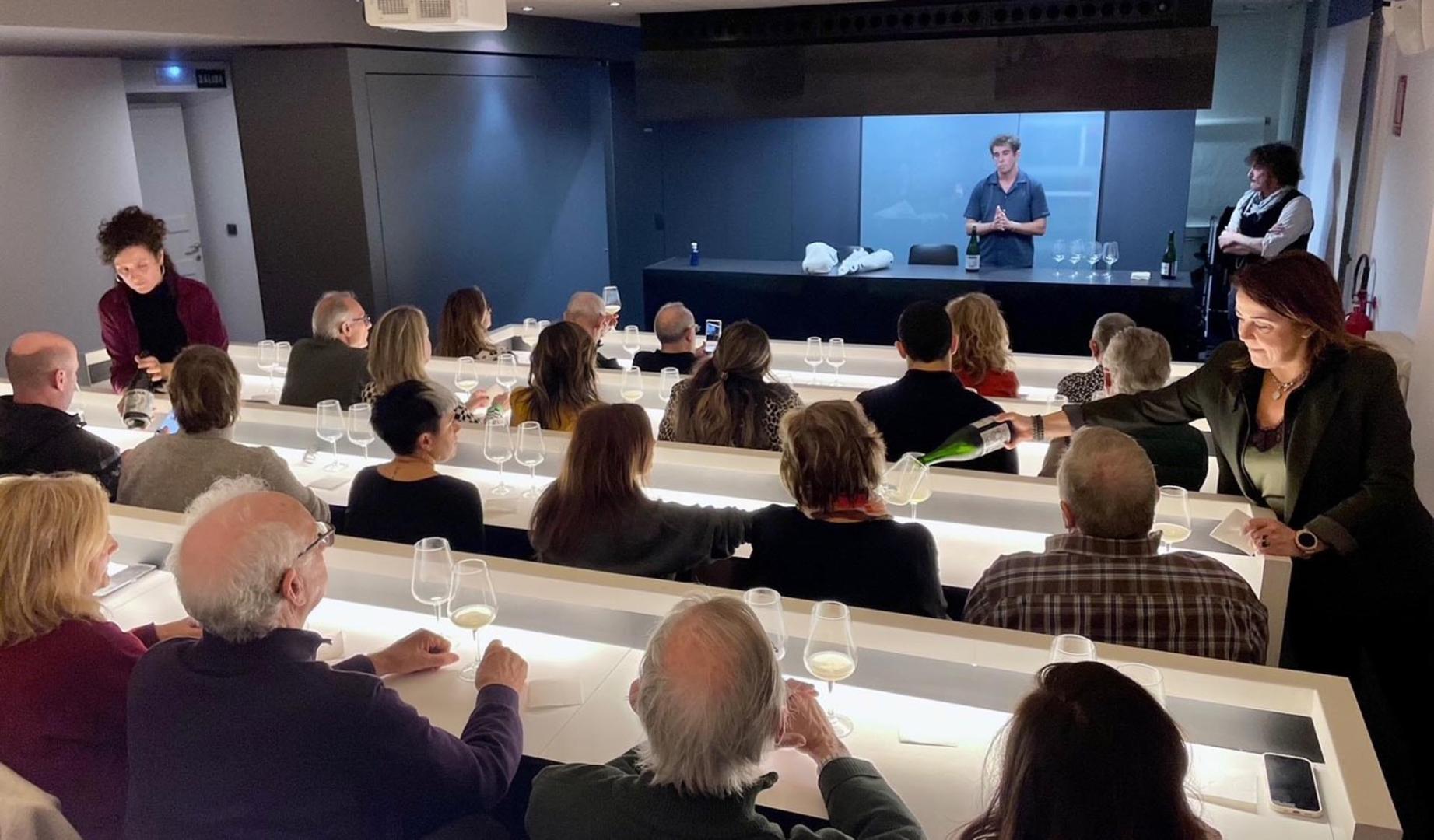 Los suscriptores de Diario de Navarra, durante la cata de vinos de San Martín de Unx integrada en la experiencia Maridaje Vino y Arte, en la sala de catas de la sede de Diario de Navarra en la calle Zapatería.