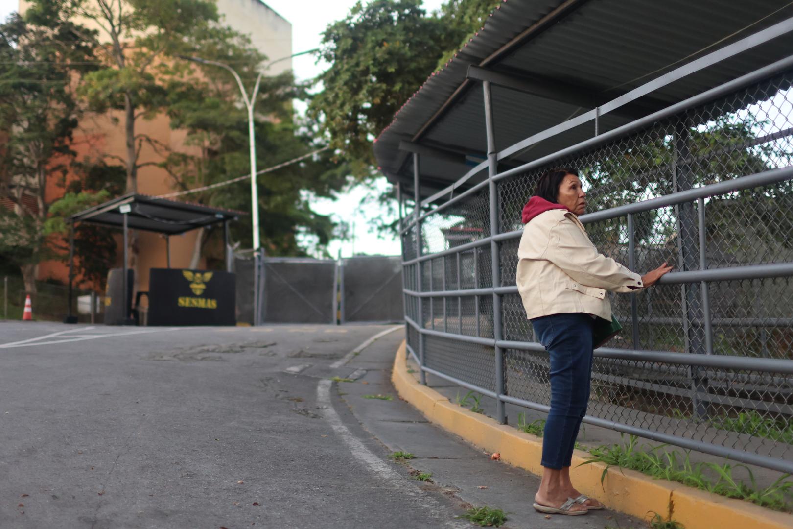 Una persona espera frente a la cárcel El Rodeo este lunes, en Caracas (Venezuela), uno de los centros penitenciarios de los que ha salido alguno de los presos.