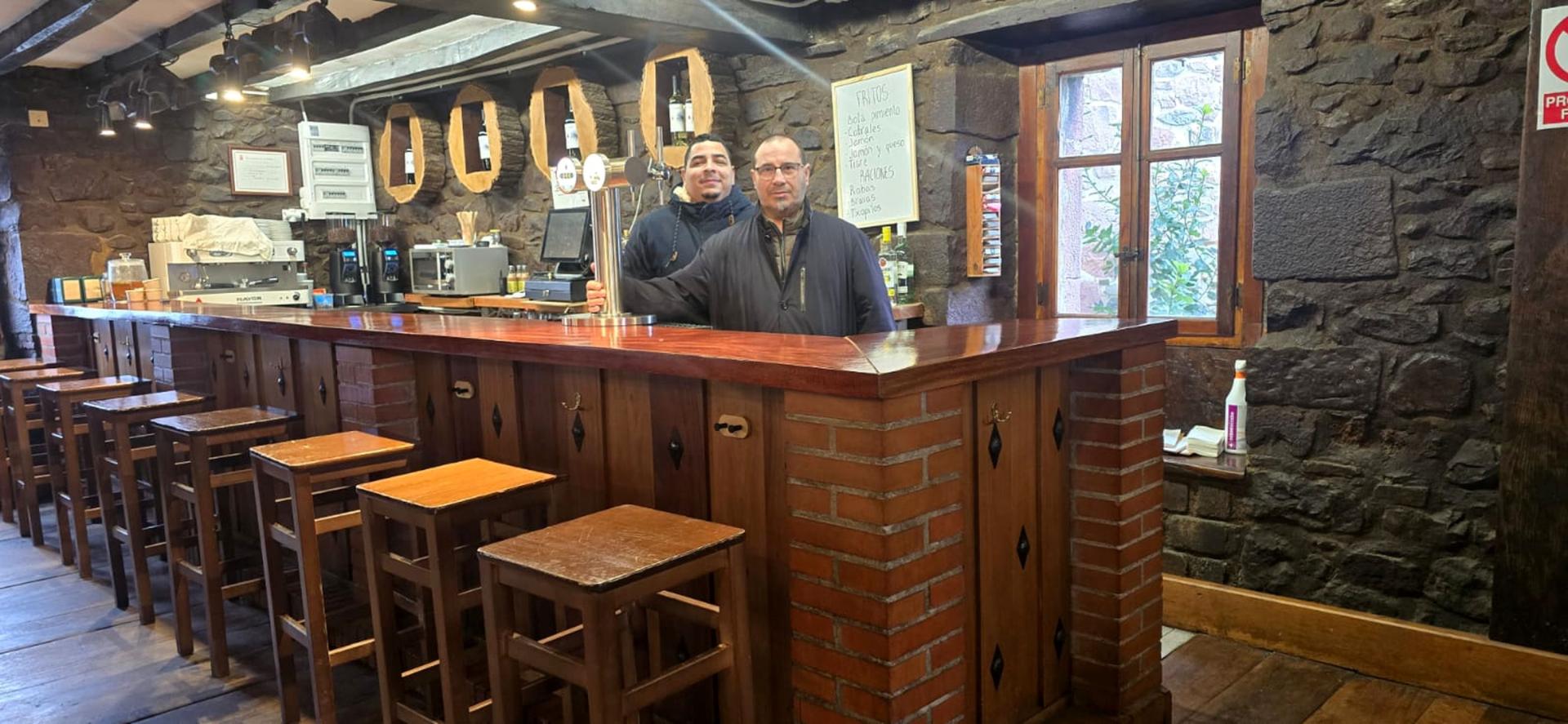 Juanma Intxausti Grande (dcha., con gafas) toma las riendas de la Posada de Eugi