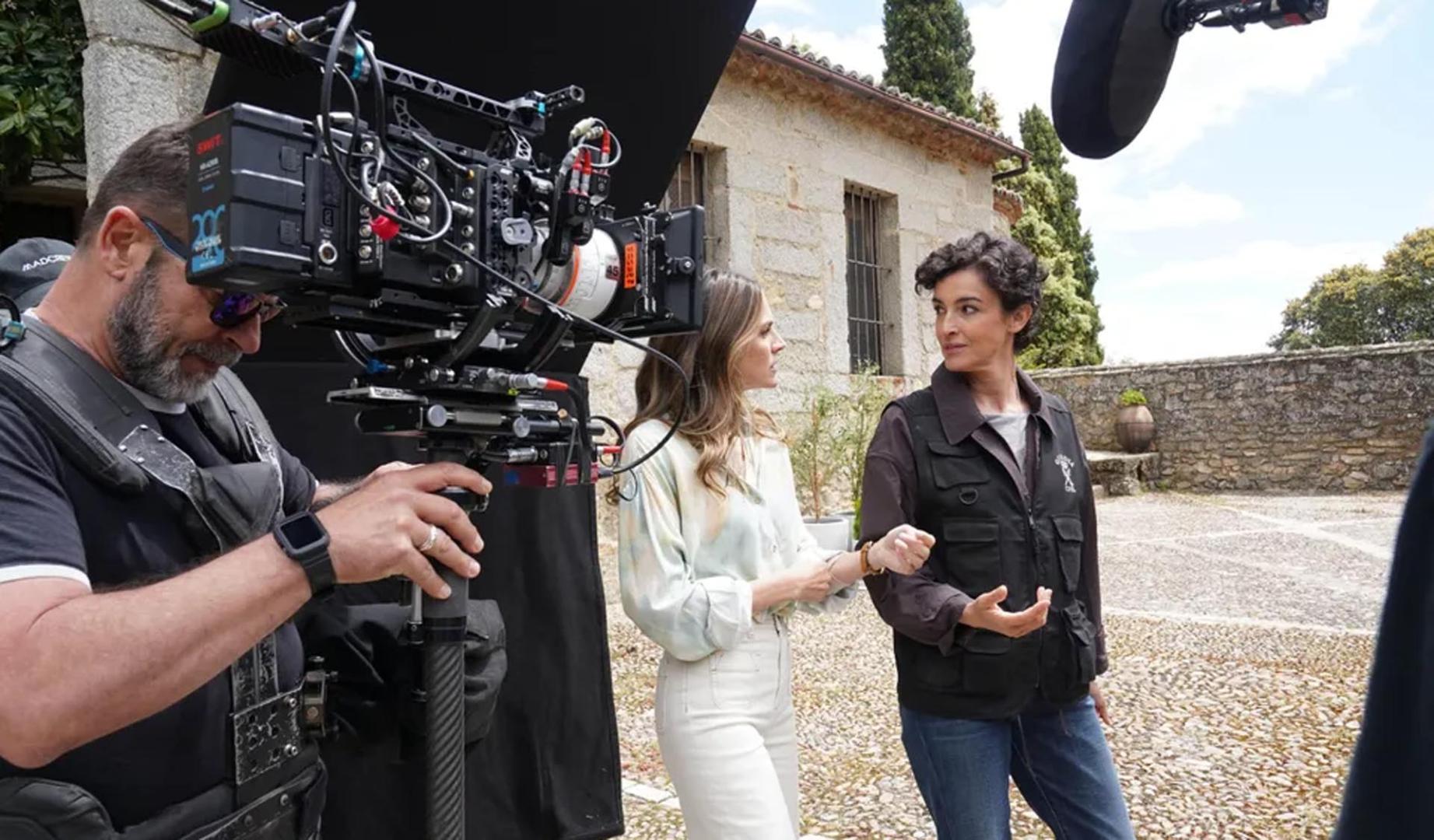 Amaia Salamanca y Blanca Romero, en el rodaje de 'Pura sangre'