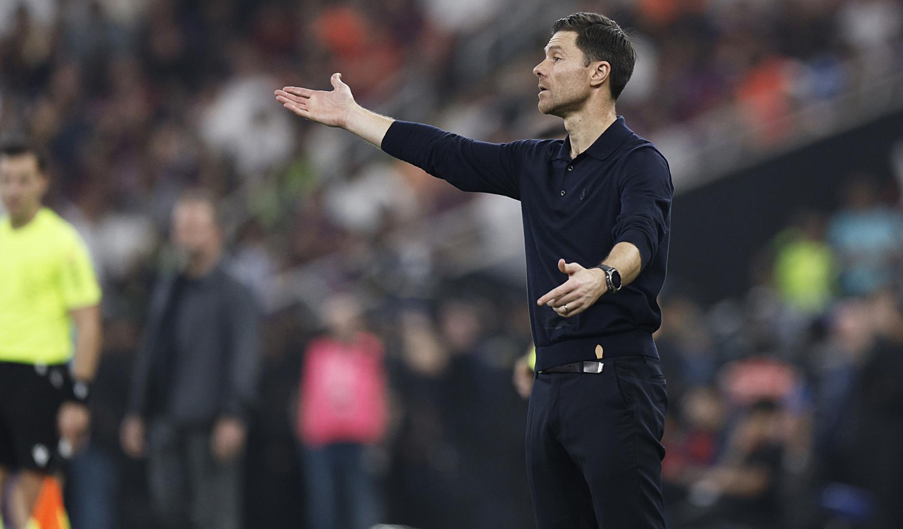 El tolosarra Xabi Alonso dirige al Real Madrid durante la final de la Supercopa de España