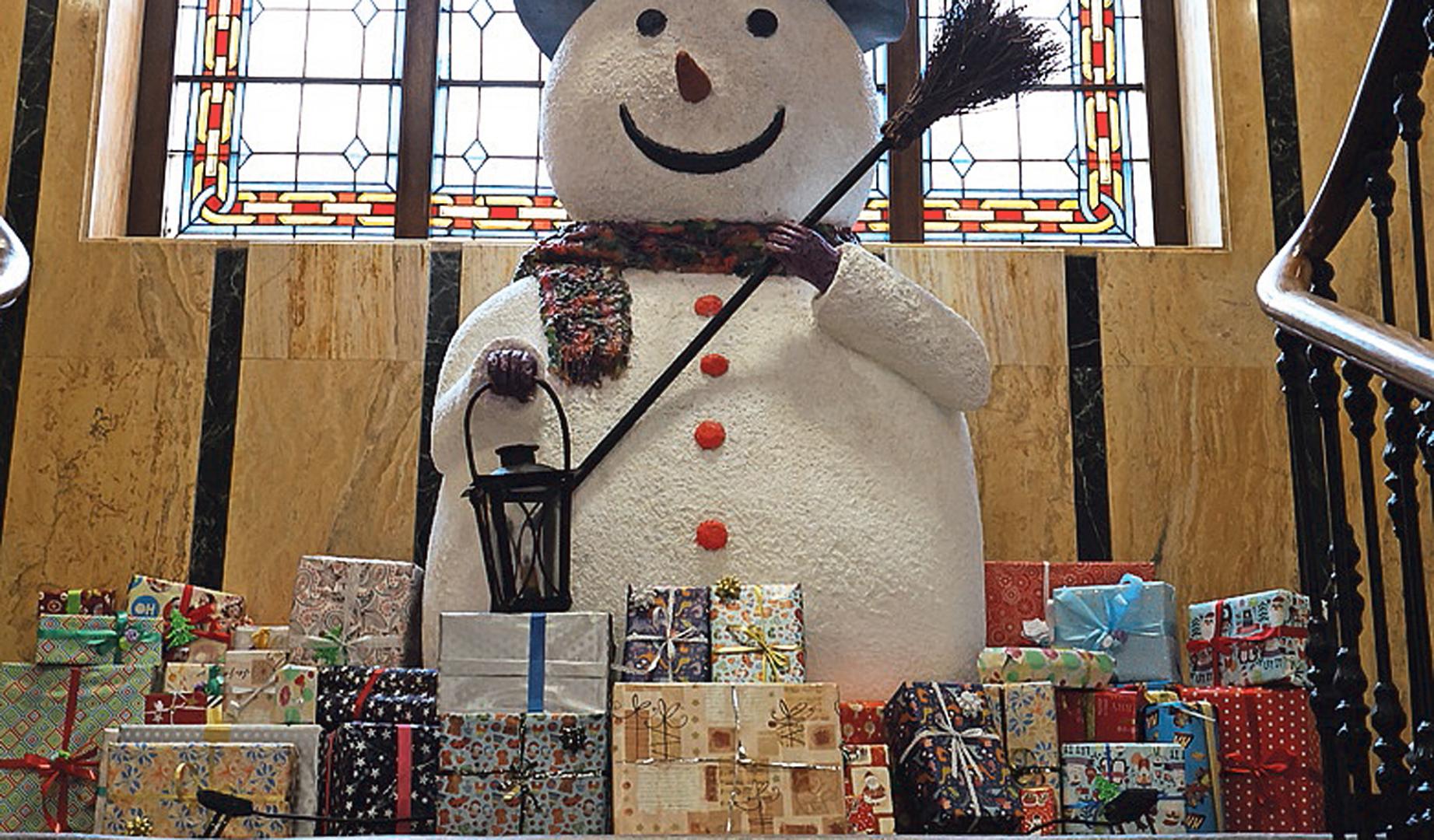 A: Sonia Salsamendi F: 17/12/2025 P: belén del ayuntamiento L: Estella P: decoración del ayuntamientoEl gran muñeco de nieve en las escaleras de la casa consistorial, una novedad este año. SONIA SALSAMENDI