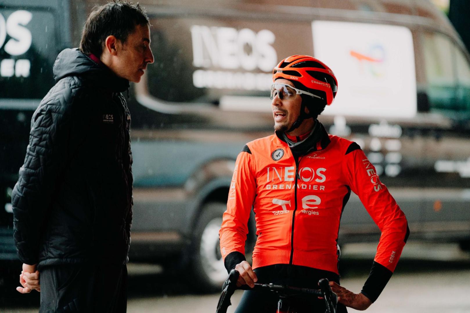 Óscar Rodríguez conversa con Xabier Zandio antes de una carrera.