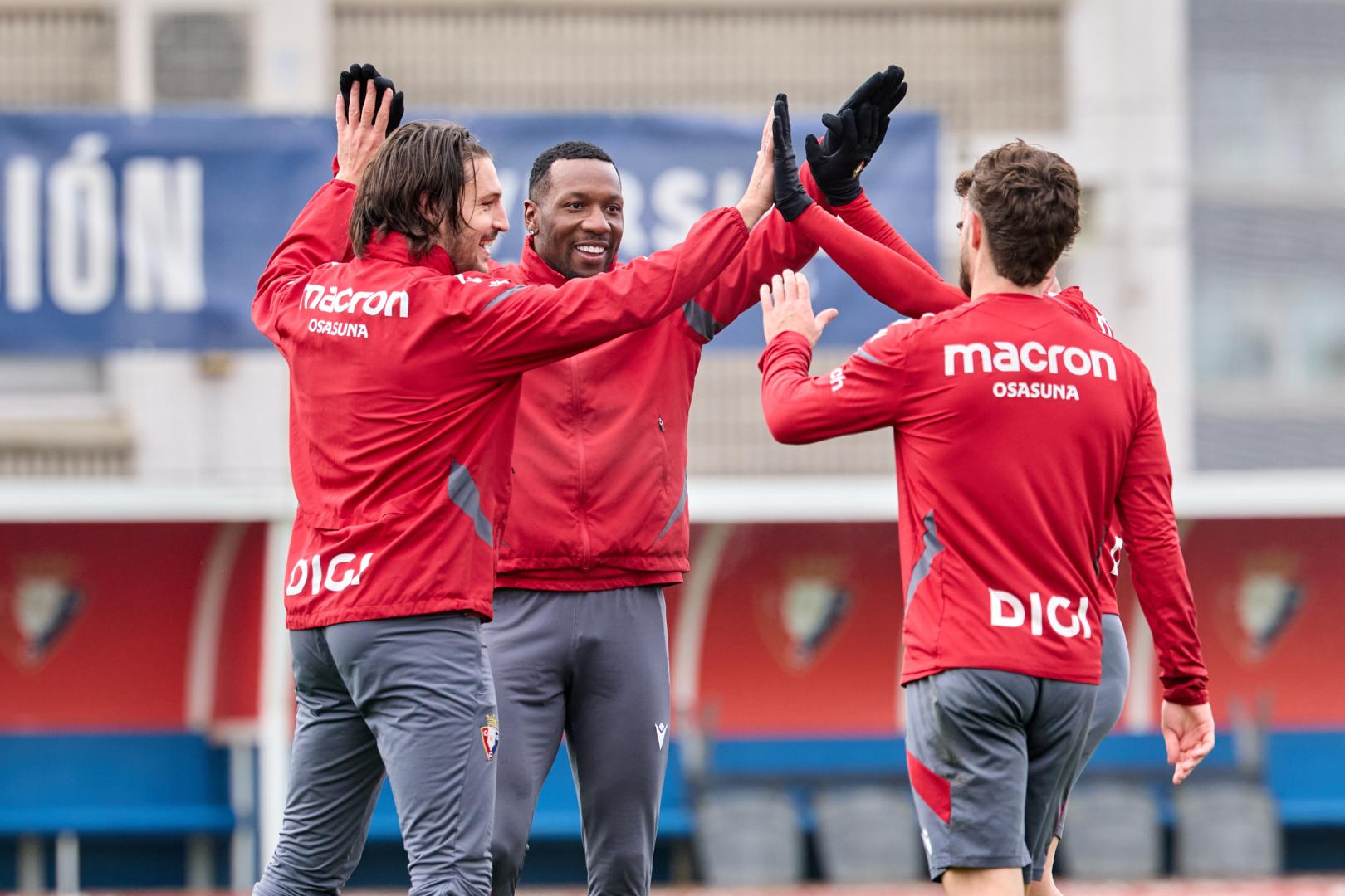 Sheraldo Becker regresa esta noche a Anoeta para medirse al que fuera su equipo. En la foto, con Juan Cruz e Iker Muñoz
