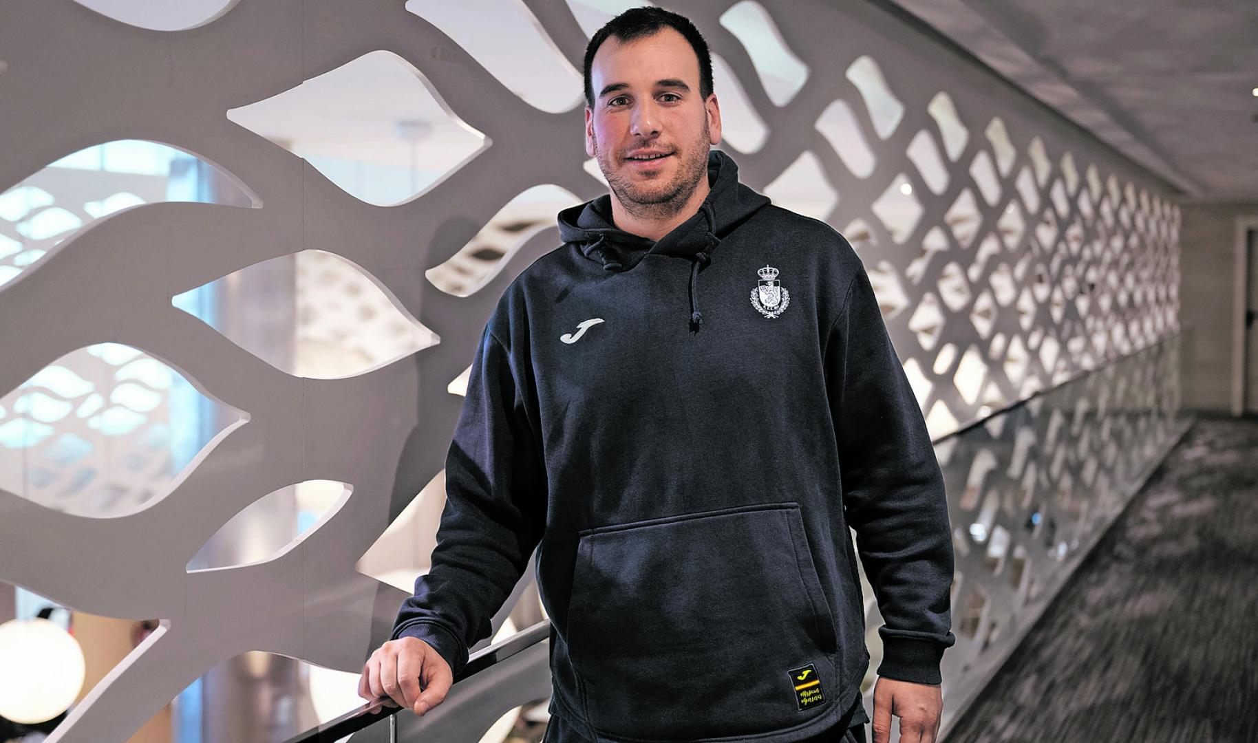 Fermín Iturri, segundo entrenador de la selección, posando en el NH Iruña Park, el hotel de concentración de los Hispanos estos últimos días.