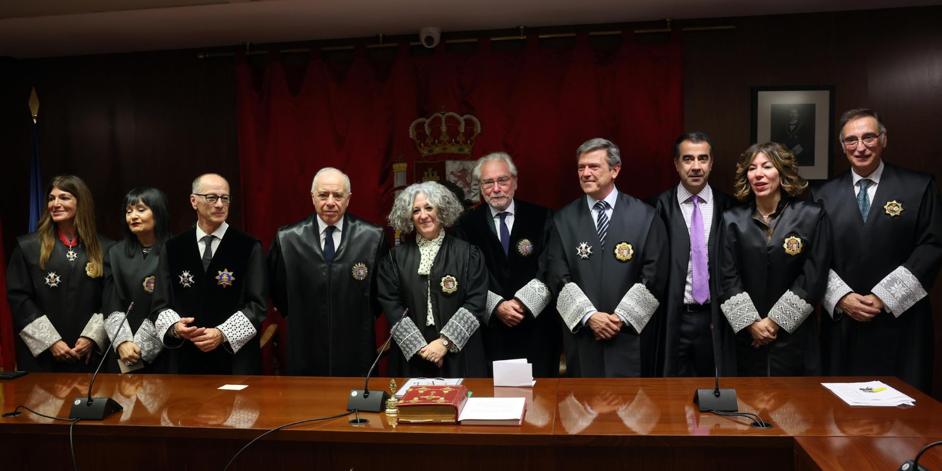 Mari Paz Benito (magistrada de la Audiencia), María Jesús Azcona (presidenta de la Sala de lo Contencioso-Administrativo del TSJN), Jaime Goyena (fiscal superior ), Julián Huarte (presidente del TSJN), Ana Llorca (presidenta de la Audiencia), Josep Niubó (exmagistrado de la Audiencia de Barcelona y padrino ayer de Llorca), Miguel Azagra (presidente de la Sala de lo Social del TSJN), Emilio Labella (magistrado de la Audiencia), Marta Arnedo (magistrada del Juzgado de lo Contencioso nº 1) y Alfonso Pérez (secretario de Gobierno)