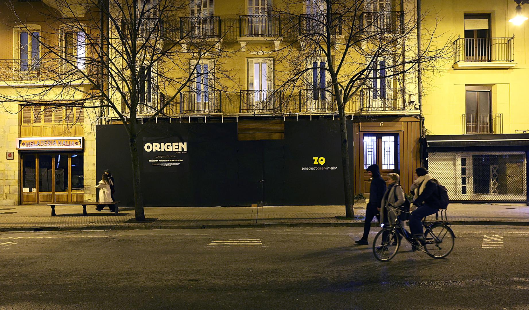 Varias personas pasan por delante del local en obras en el paseo de Sarasate de Pamplona