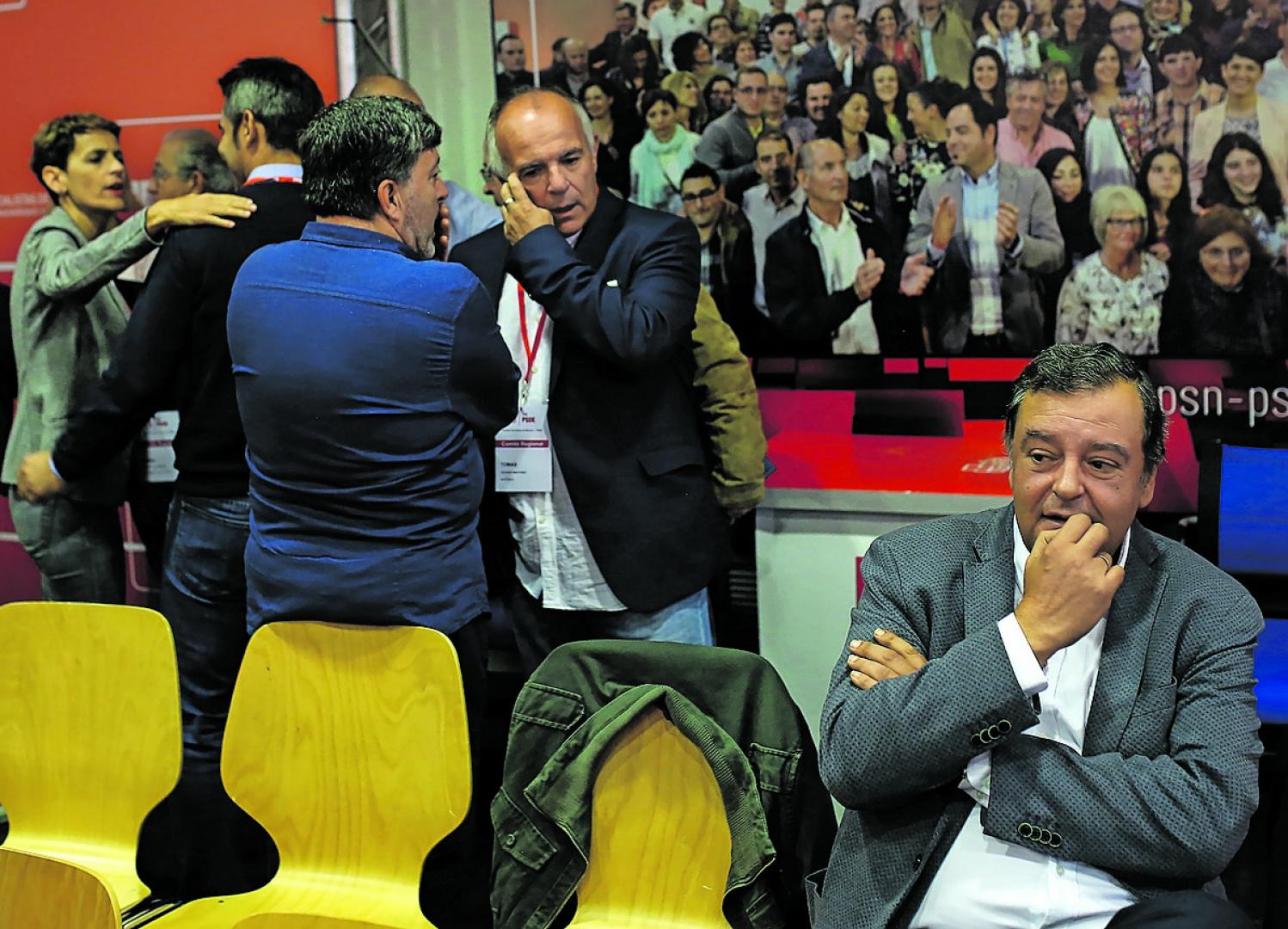 Juan José Lizarbe, sentado a la derecha, antes del inicio de un comité regional del PSN en 2019. A la izquierda, la presidenta foral y secretaria general del partido, María Chivite