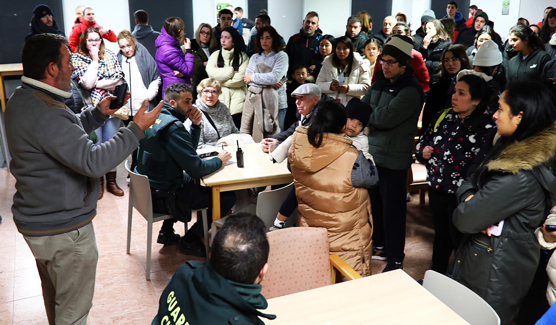 Yon Zubasti Madoz, jefe de policía del Valle de Elorz entonces, se dirige a personas afectadas el día de la explosión