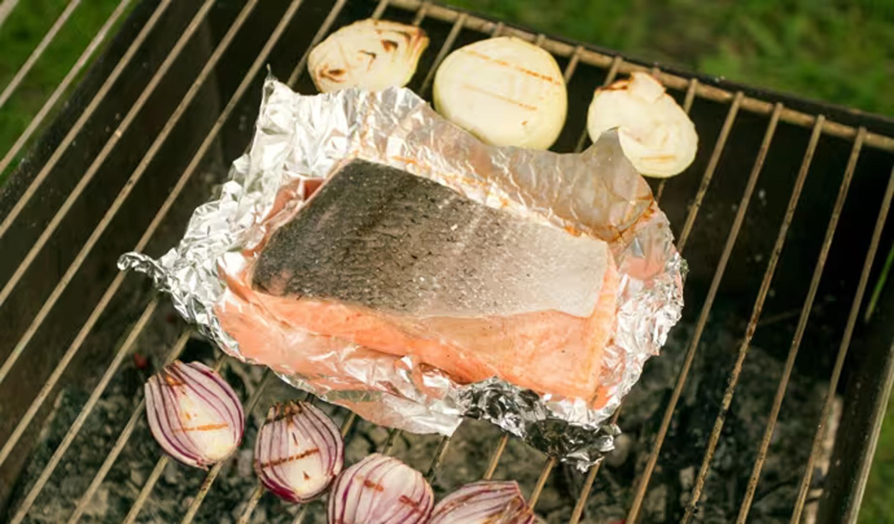 El sencillo truco con papel de aluminio para recalentar el pescado y que no quede seco