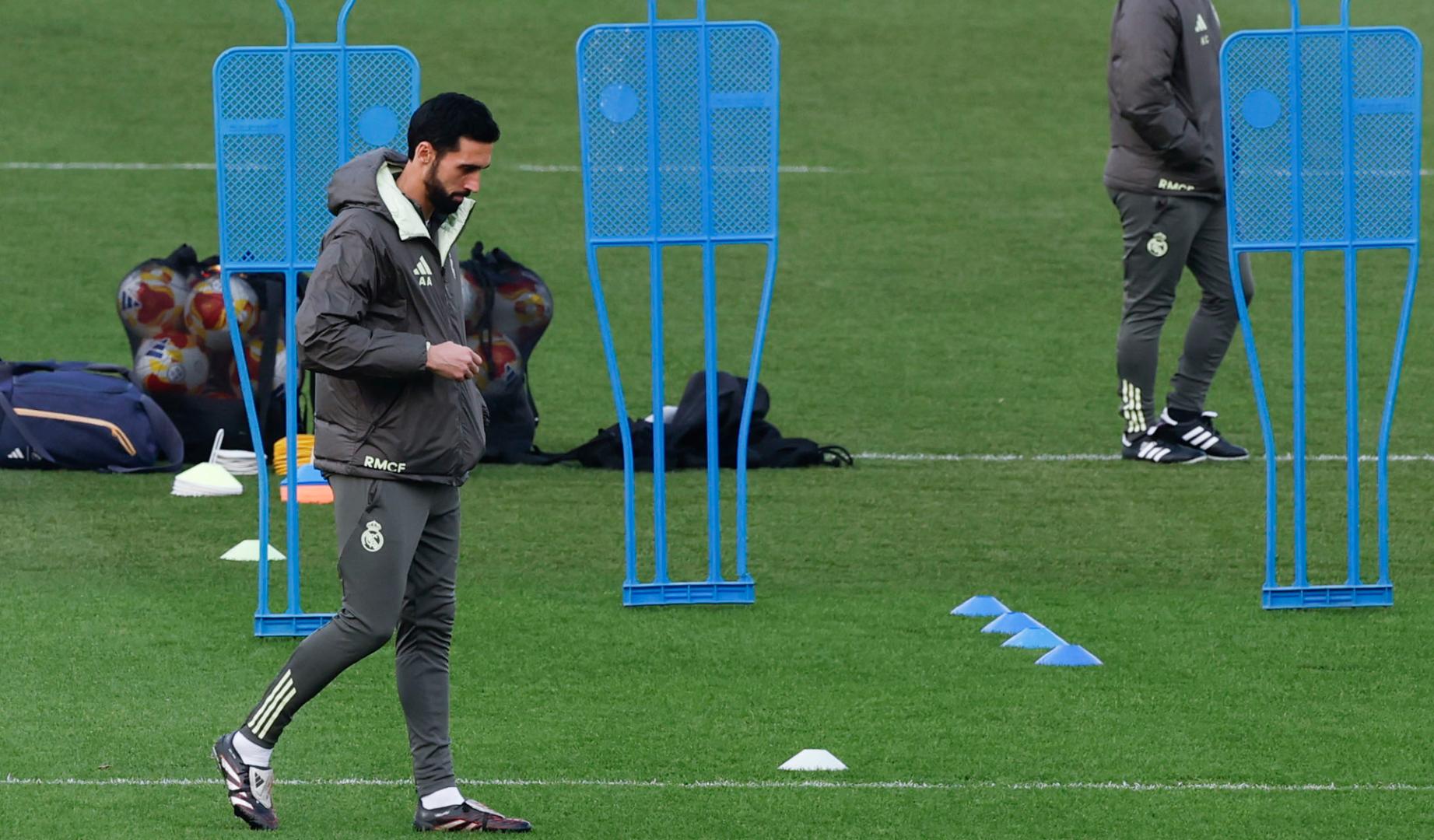El nuevo entrenador del Real Madrid en sustitución de Xabi Alonso, Álvaro Arbeloa, dirige el entrenamiento del equipo en la Ciudad Deportiva de Valdebebas en Madrid este martes.