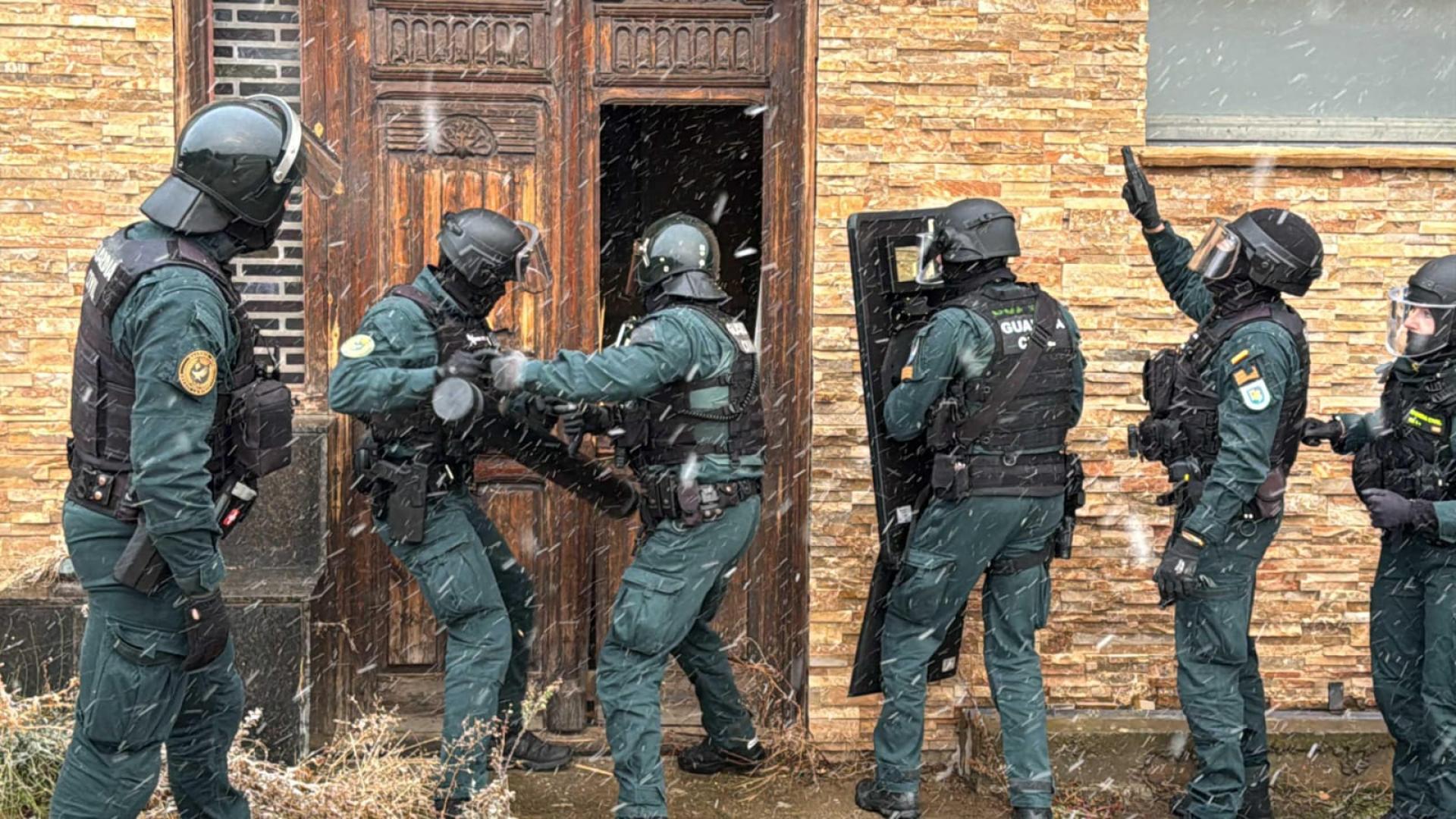 Agentes de la Guardia, durante la operación desarrollada en Arnedo