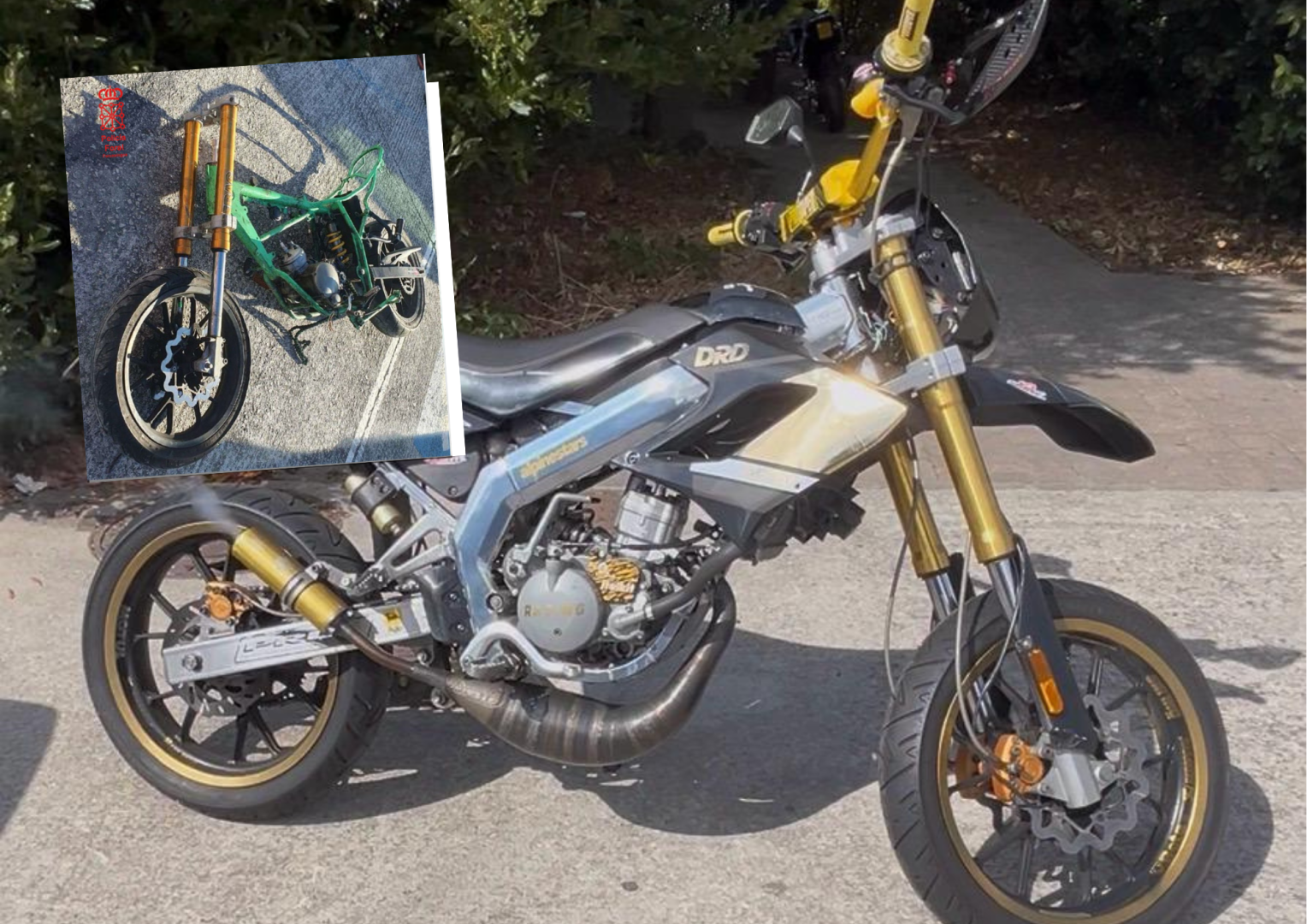 Arriba a la izquierda, la moto recuperada. Al fondo, la que trata de recuperar ahora que fue sustraída en la calle Aralar de Pamplona