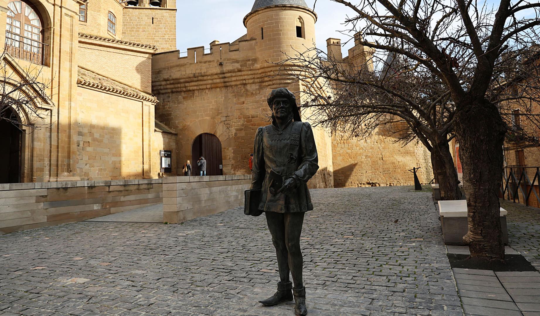 Escultura del Príncipe de Viana frente al Palacio Real