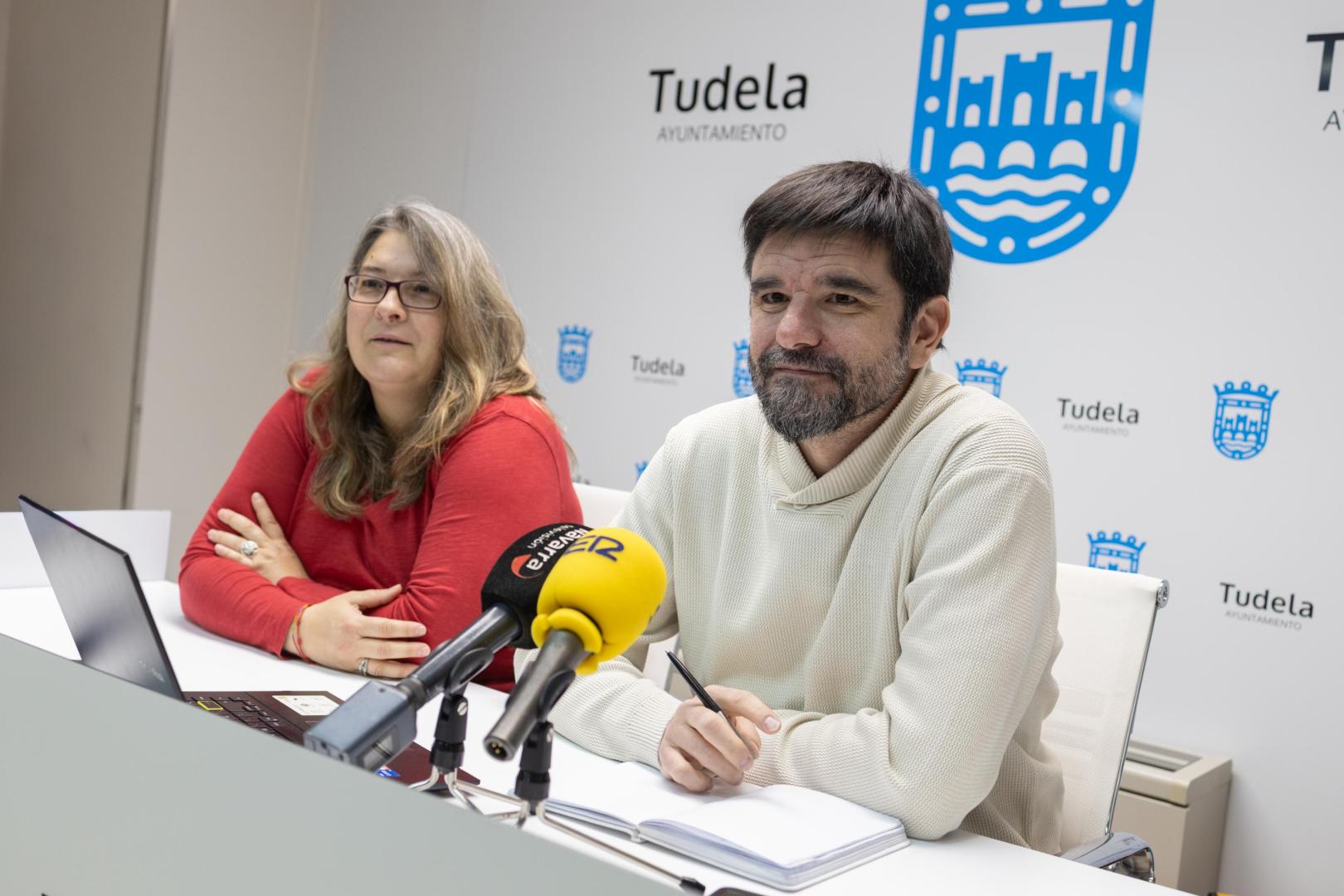 Los concejales de Contigo Tudela Olga Risueño y Eneko Larrarte, en la rueda de prensa celebrada este martes