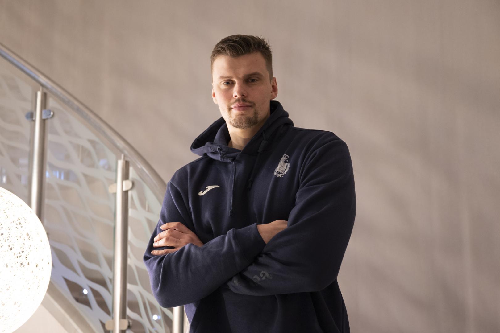 *A: Irati Aizpurua San Román *F: 09-01-26 *T: entrevista con Sergey Hernández, portero de balonmano de la selección y Fermín Iturri, ayudante de Jordi Ribera. *L: Hotel Iruña Park.