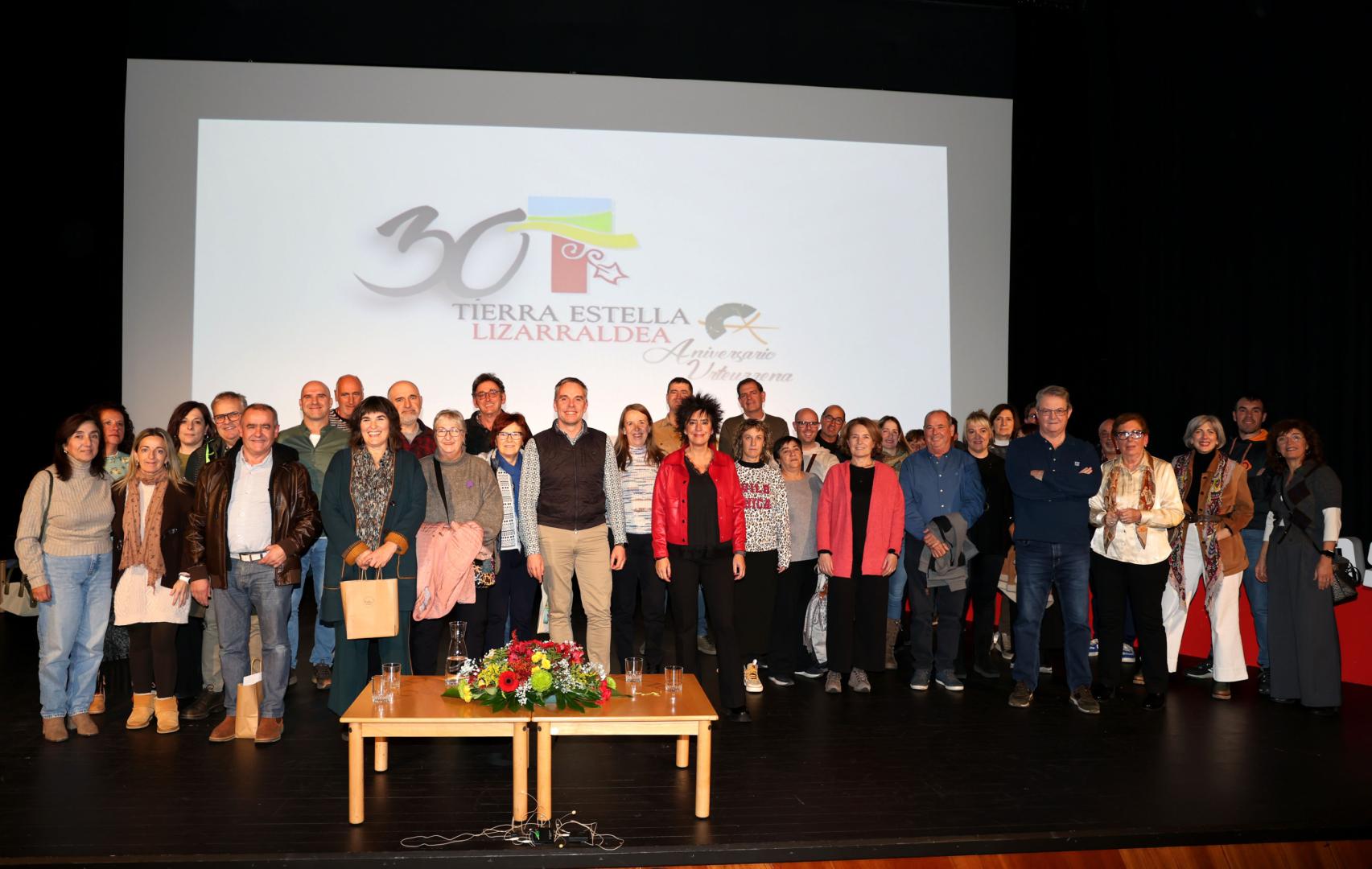 El pasado 20 de noviembre, en una “gala llena de reencuentros y emociones a flor de piel” -como narraría luego en sus redes sociales- el Consorcio Turístico Tierra Estella celebró su 30 aniversario en Los Arcos, momento que recoge la imagen. En el evento, además de antiguos y actuales responsables de la entidad, se dieron cita alcaldes de la zona y empresas del sector que desde el principio apostaron por sumar esfuerzos para trabajar de manera conjunta por el desarrollo del turismo en Tierr Estella.