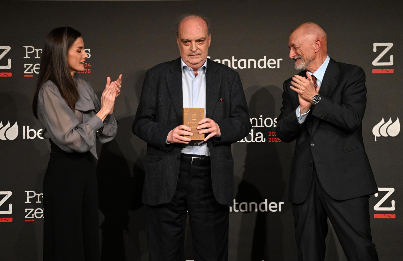 La reina Letizia y Arturo Pérez Reverte aplauden a Enrique Vila-Matas tras entregarle el premio Zenda de Honor