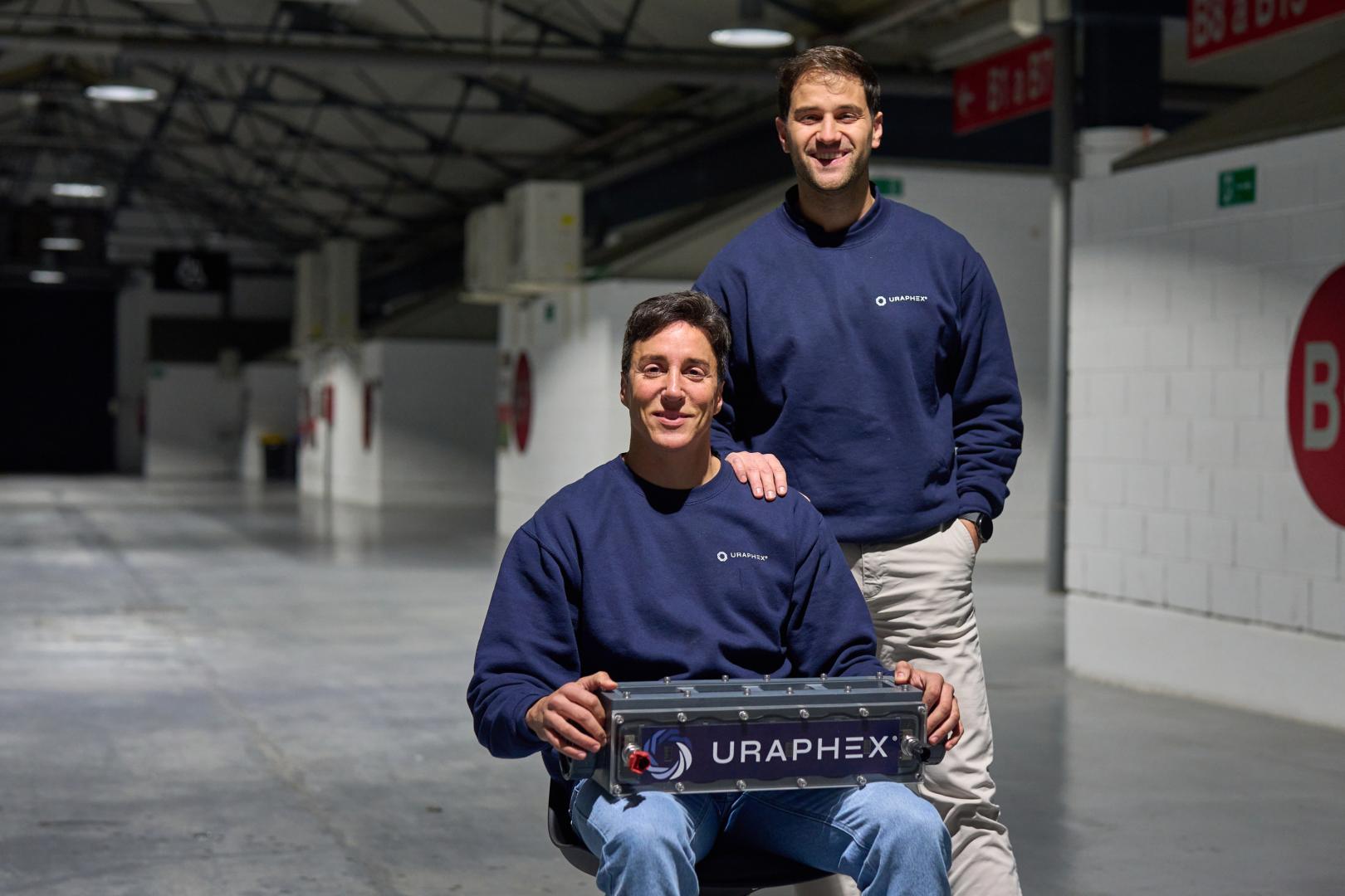 Javier López Palacios, sentado, y Adrián Valdeolmillos posan con uno de los reactores que se instalan en los sistemas de regeneración de agua industrial
