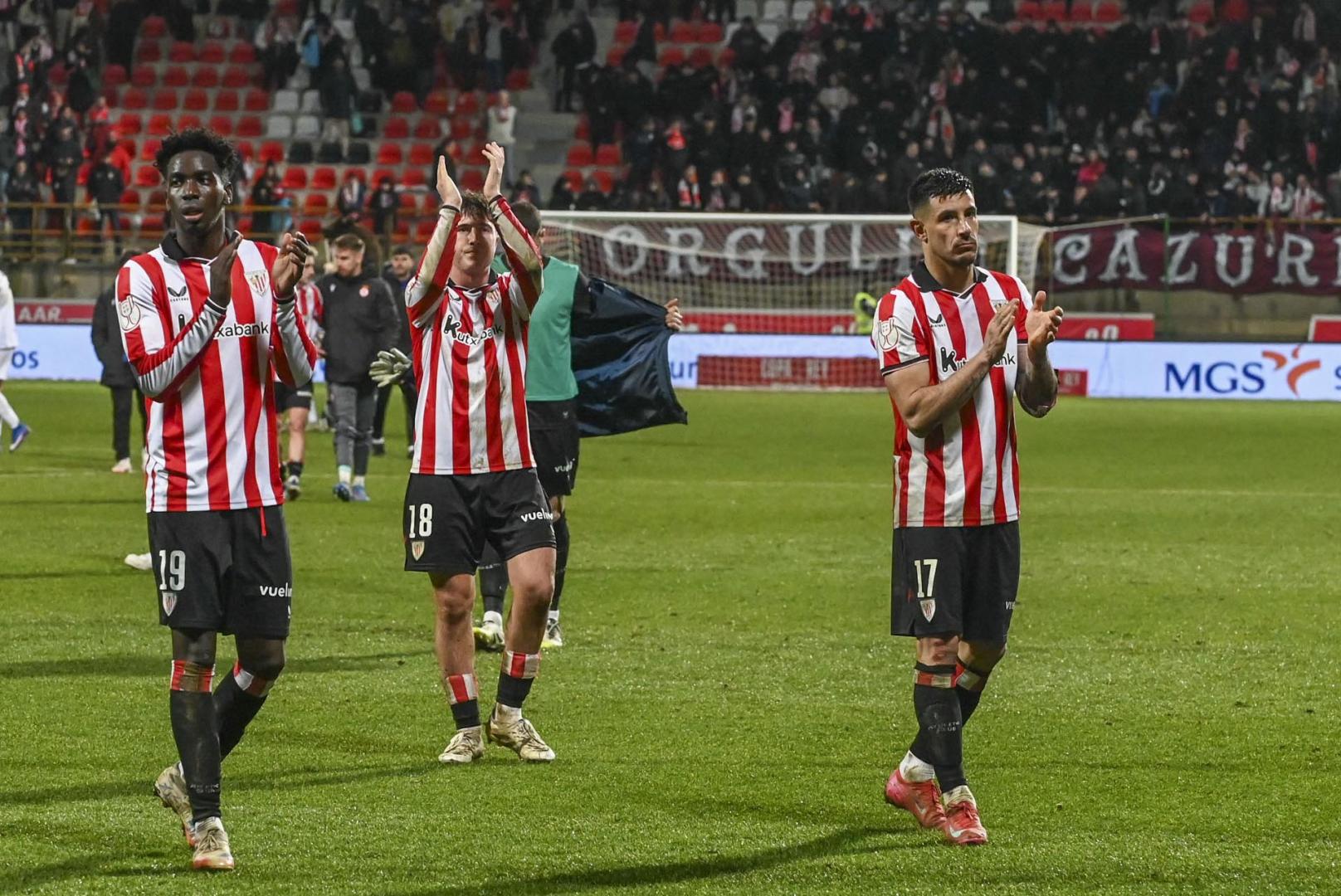 Los jugadores del Athletic aplauden a sus aficionados al concluir el partido