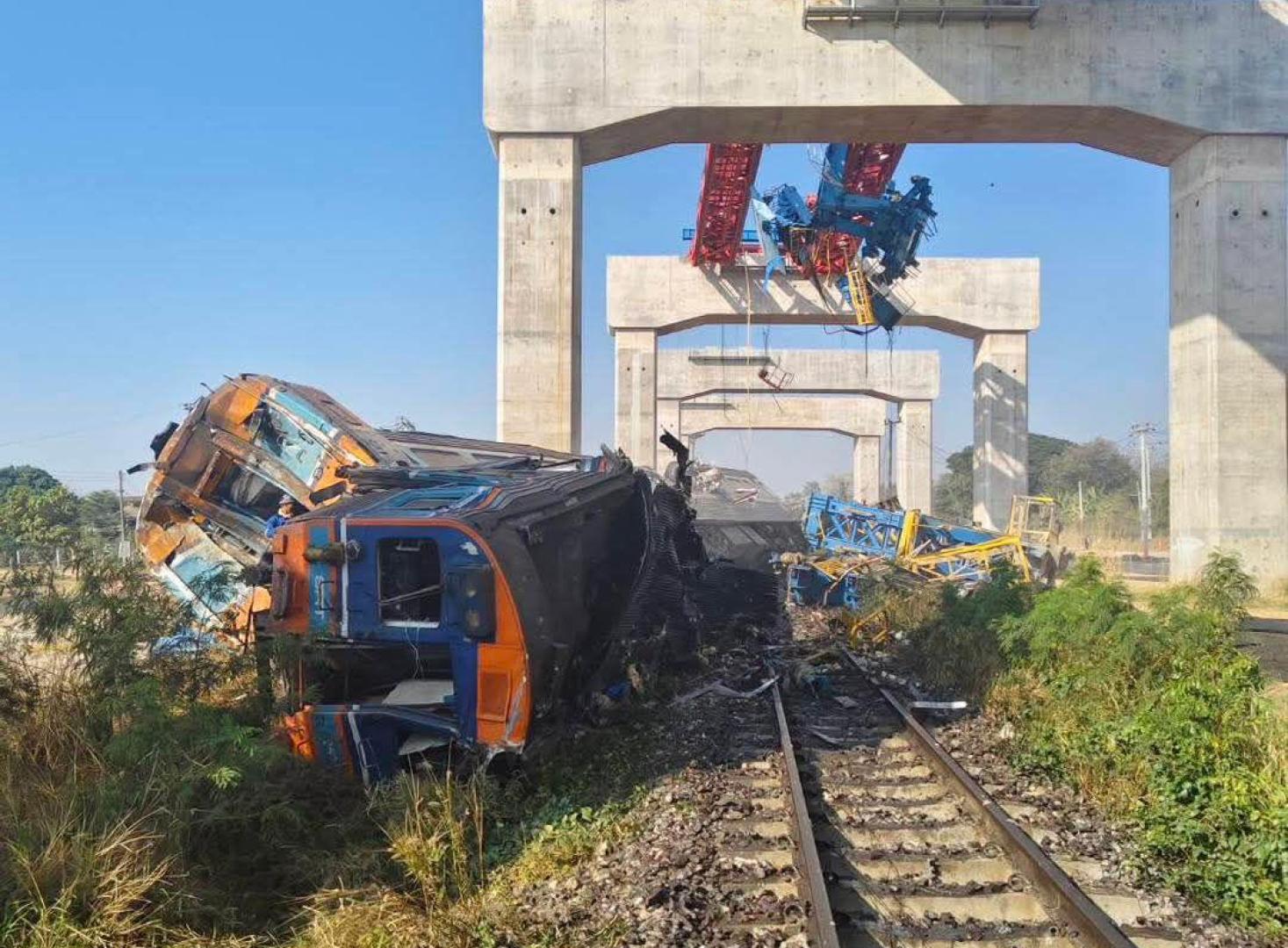 Imagen del tren descarrilado tras el choque con una grúa en Tailandia.